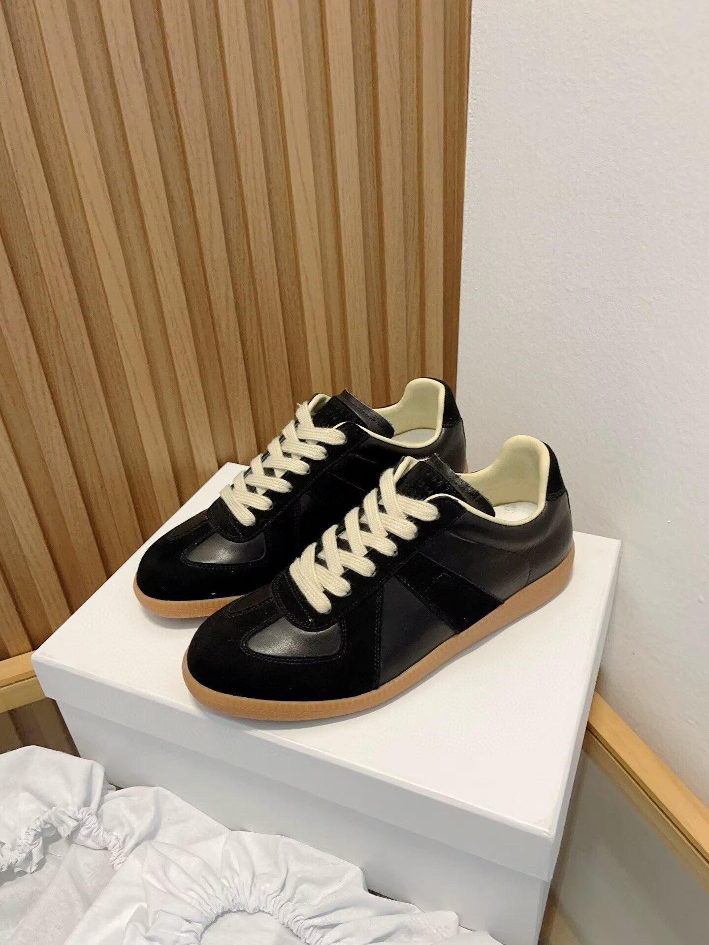 ua ma1s0n Marg*e1a mm6 black sneakers