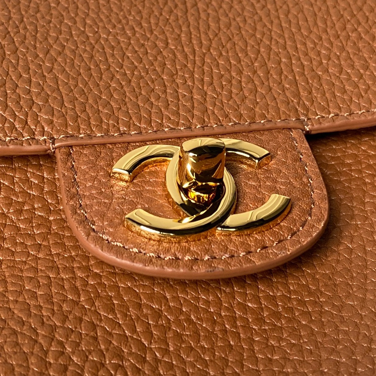 Chanel Maxi Flapbag Gold hardware AS6231 19.5x32x10cm