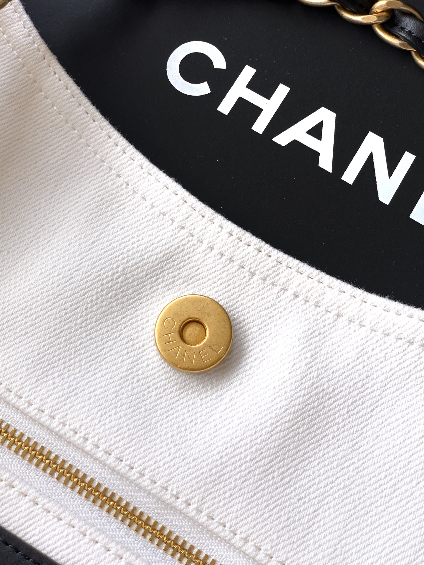 Chanel Small Shopping Bag AS6191 20x43x17cm