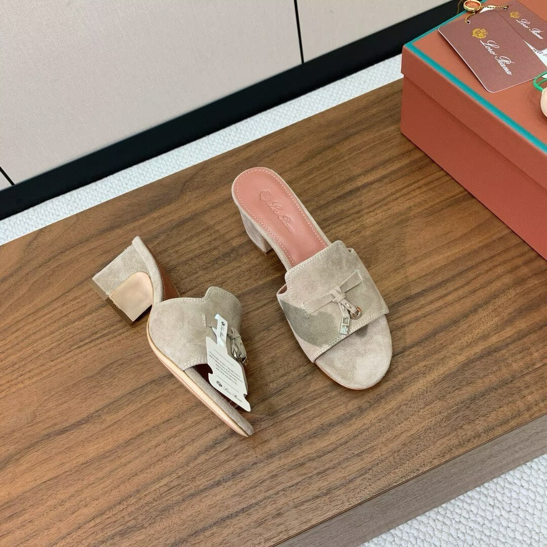 ua L0r0 P1ana summer charms sandal