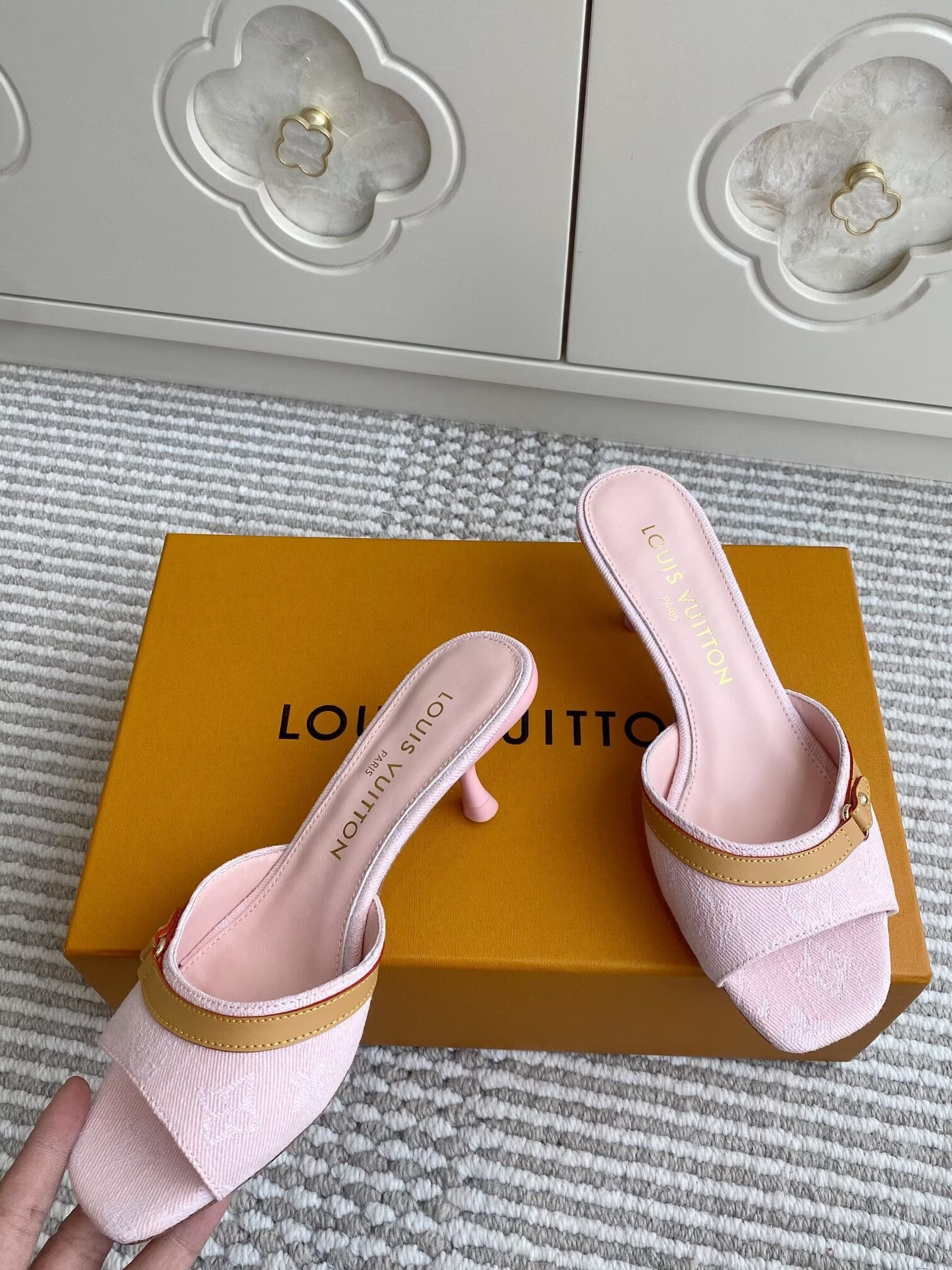 UA LV 6AM Mule
