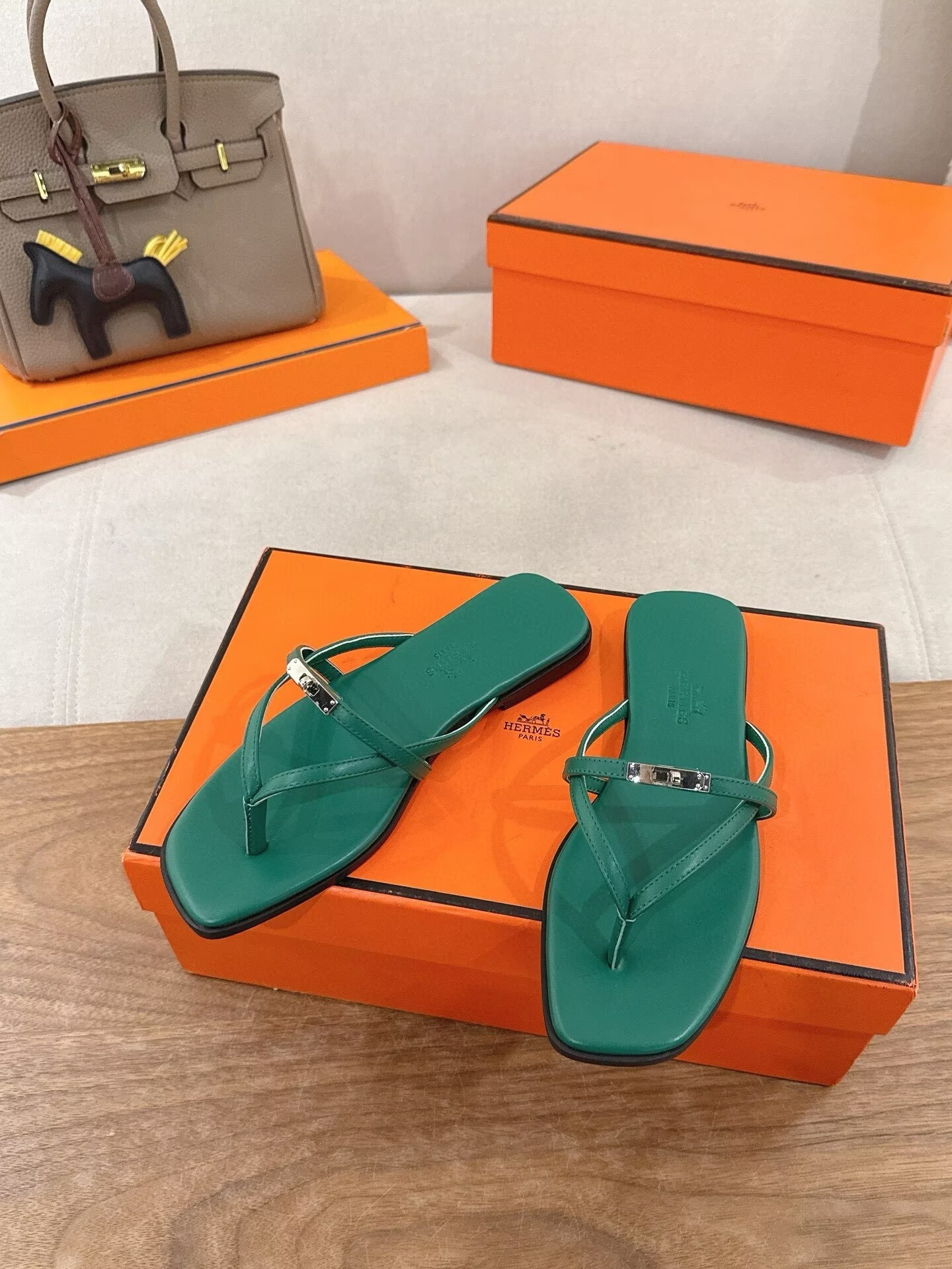 ua H**me5 miss sandals