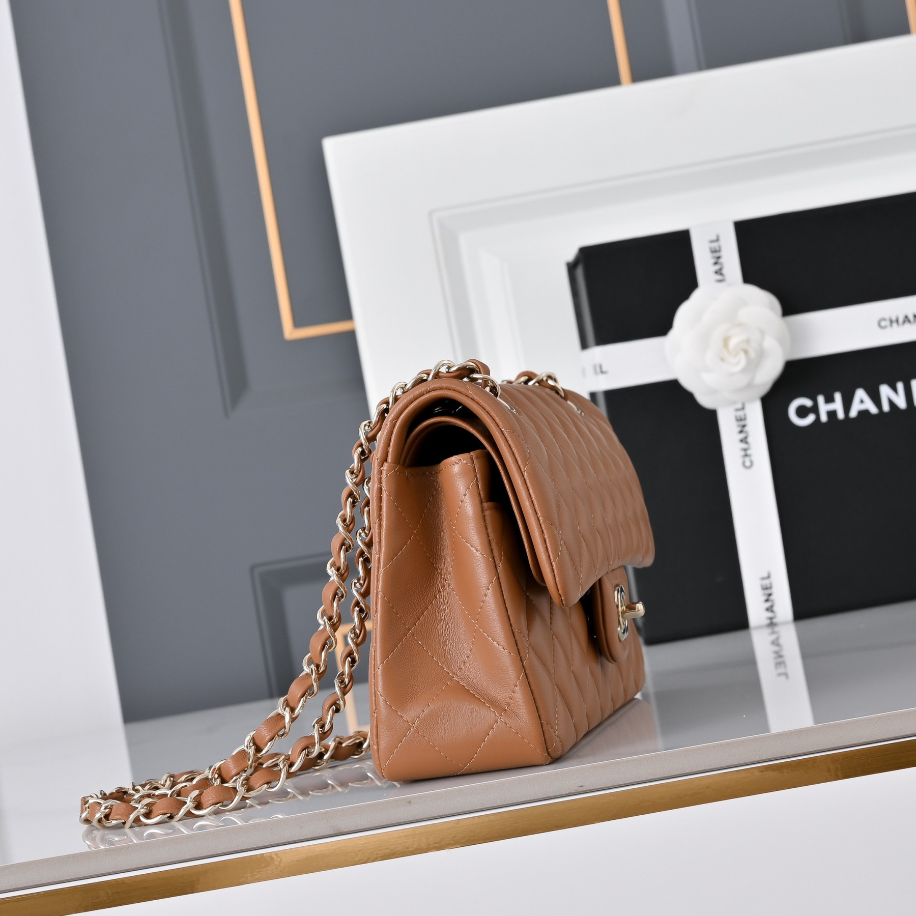 Chanel Classic Flap handbag Caramel with light gold hardware A01113 23x14.5x6cm