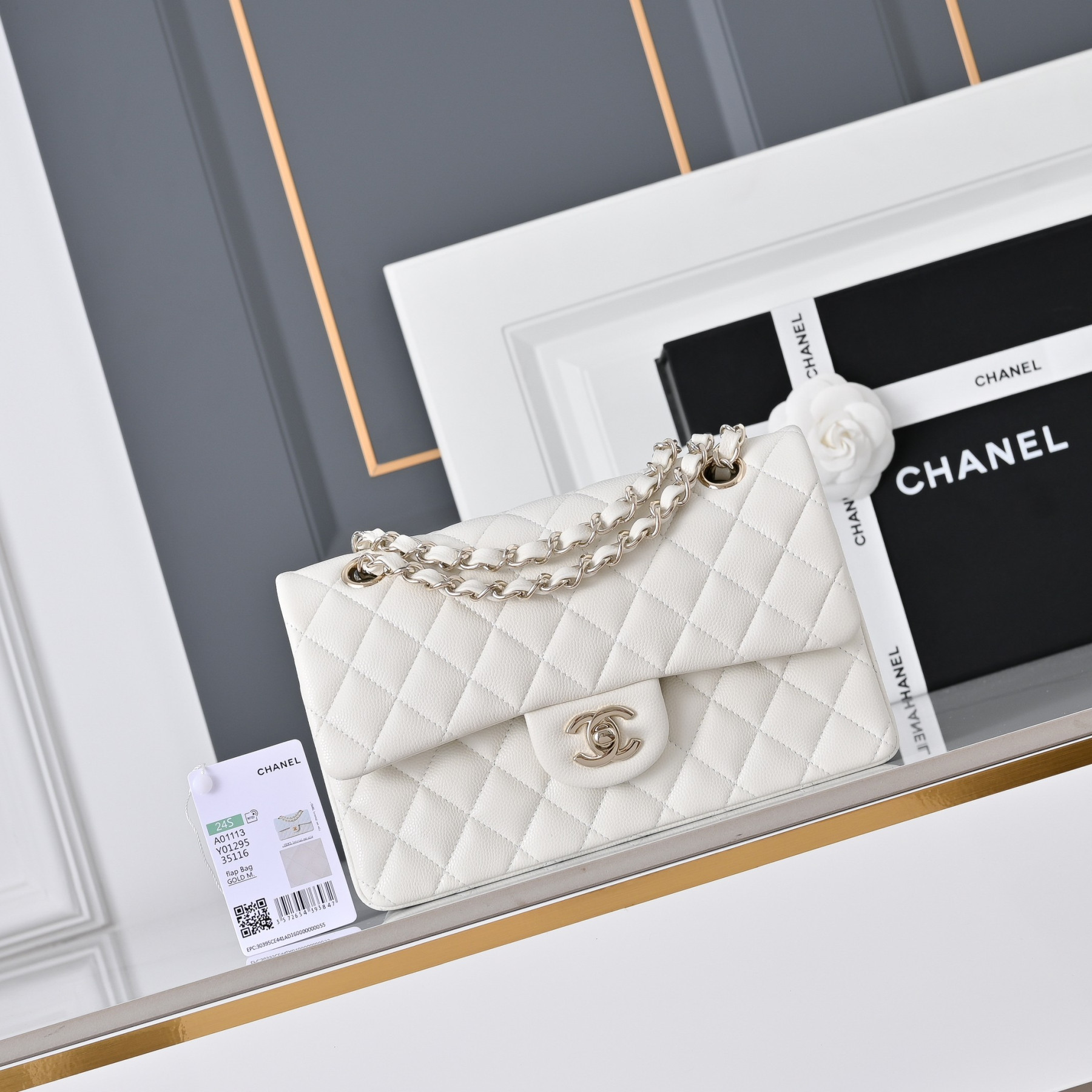 Chanel Classic Flap handbag Off-white with light gold hardware and caviar leather A01113 23x14.5x6cm