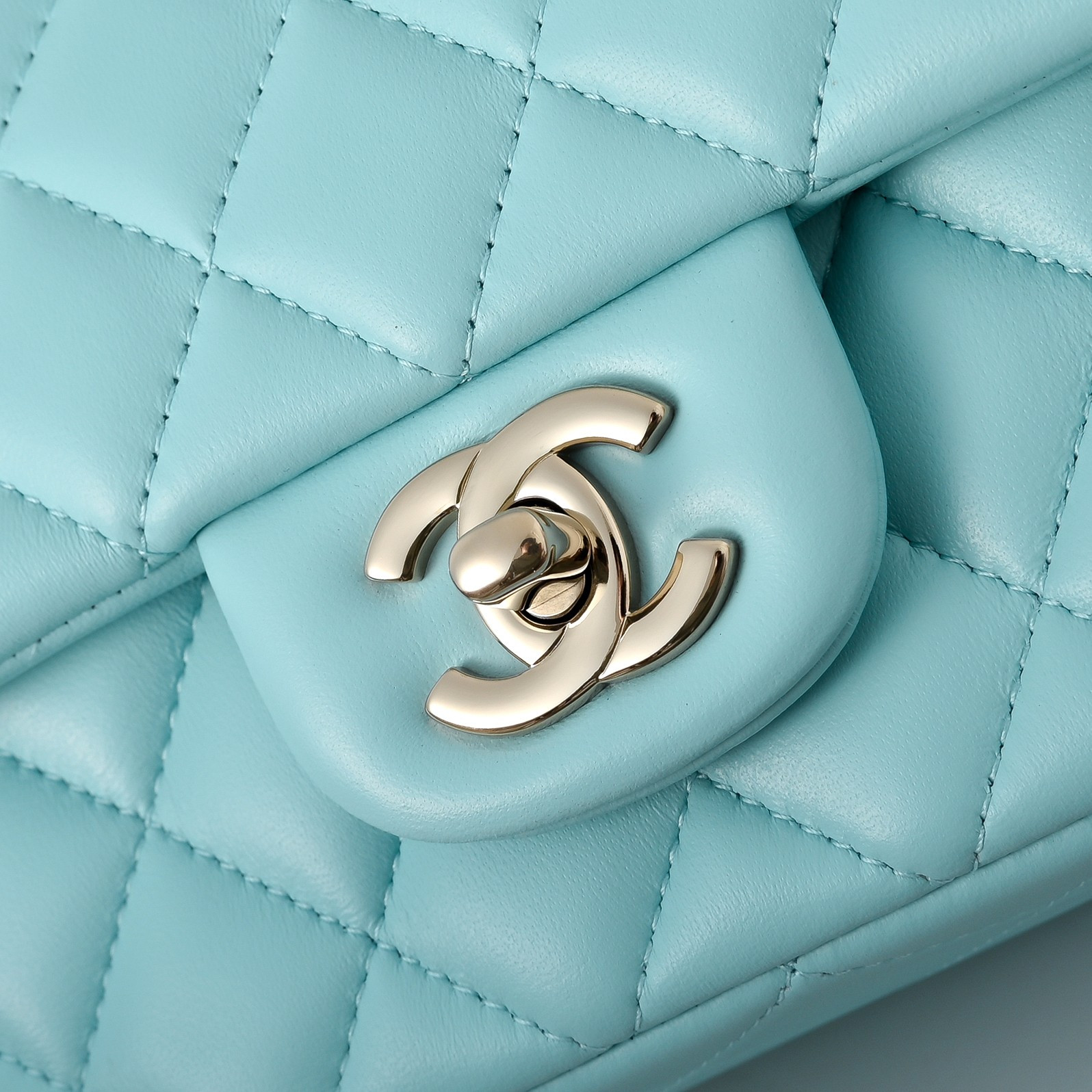 Chanel Mini Flap Bag 20x12x6.5cm