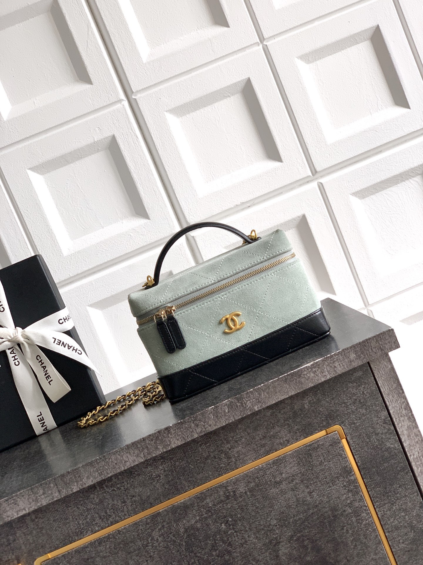 Chanel Vanity with Chain AP5186 17x19.5x5cm