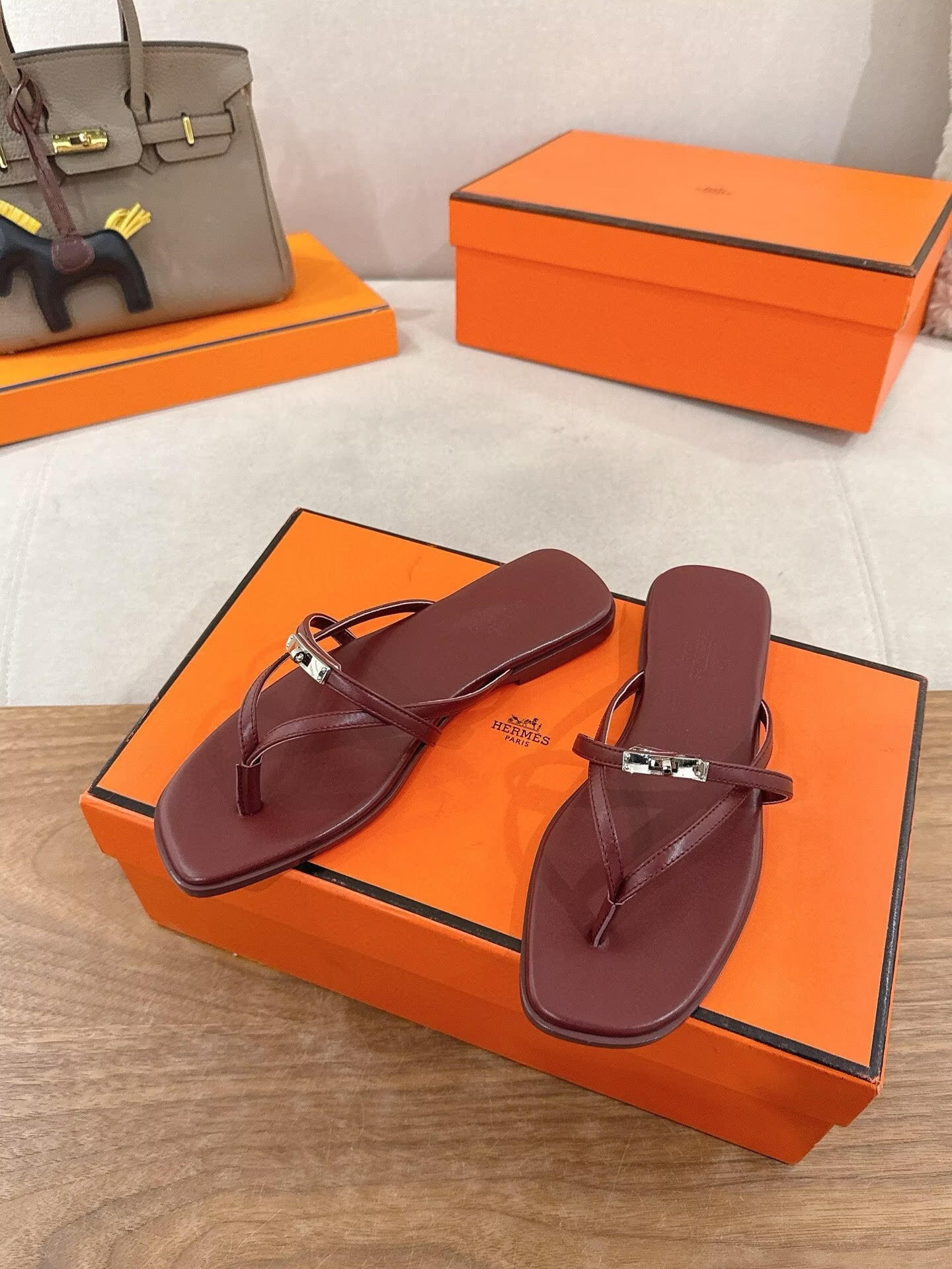 ua H**me5 miss sandals