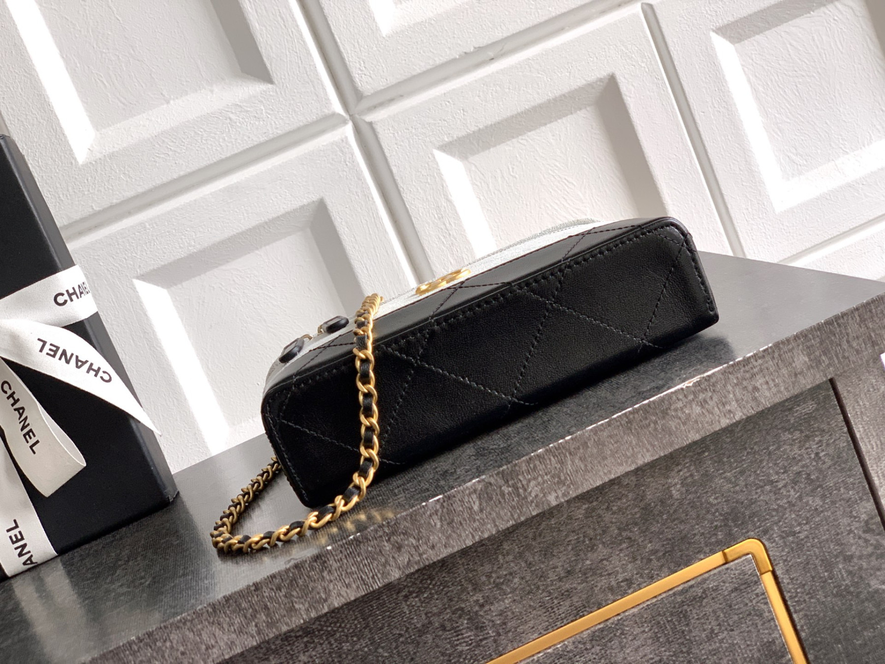 Chanel Vanity with Chain AP5186 17x19.5x5cm