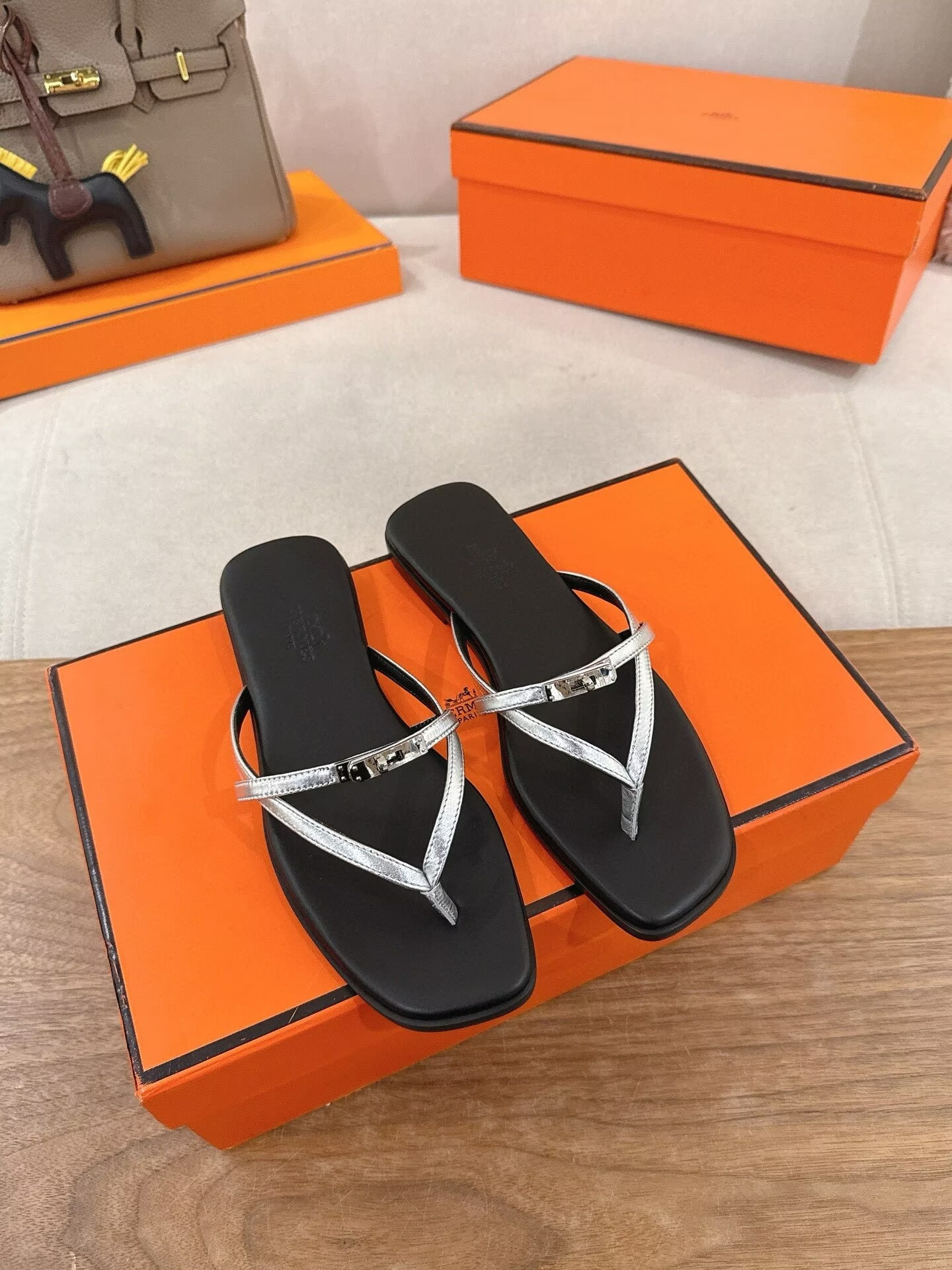 ua H**me5 miss sandals