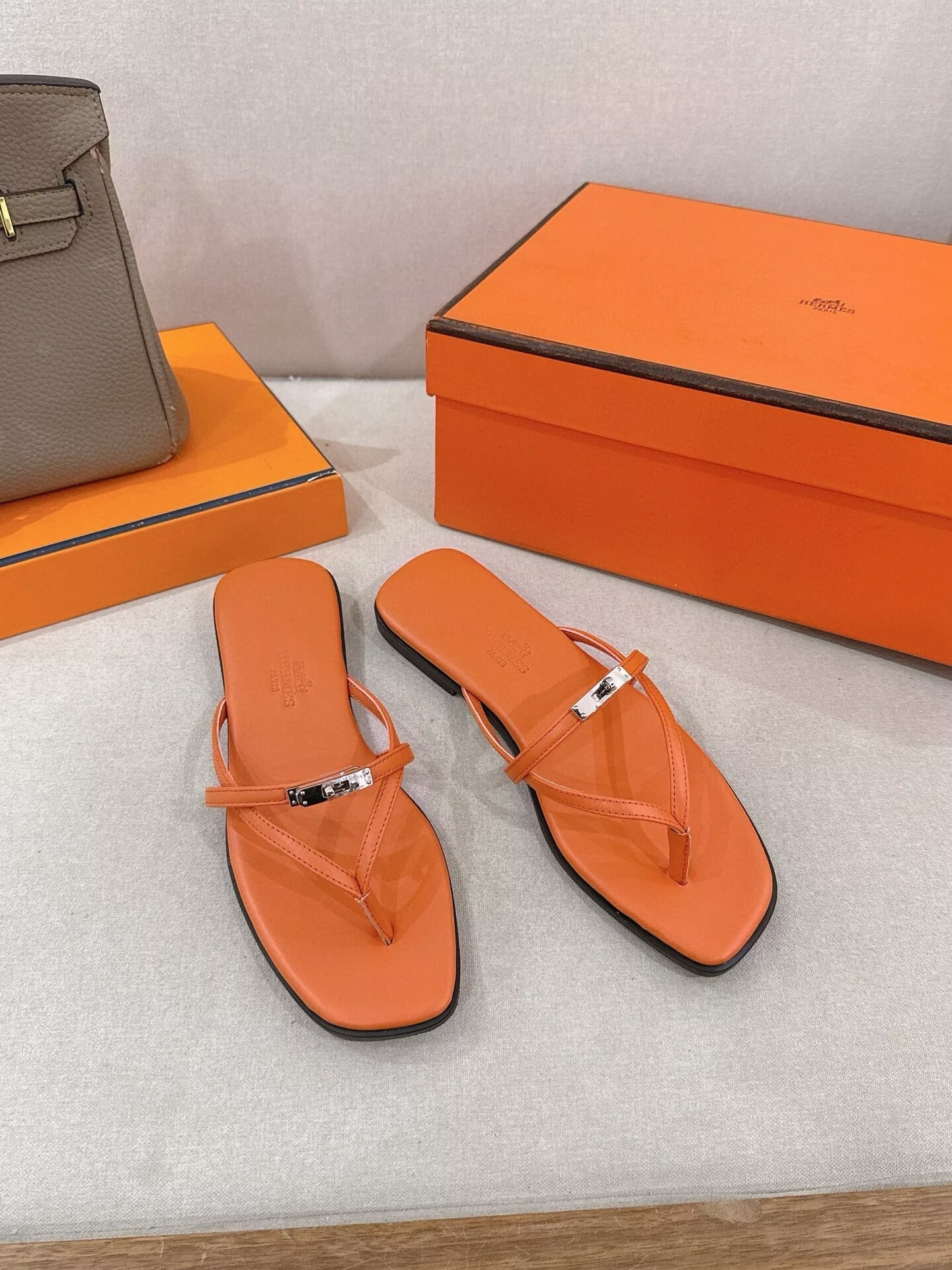 ua H**me5 miss sandals