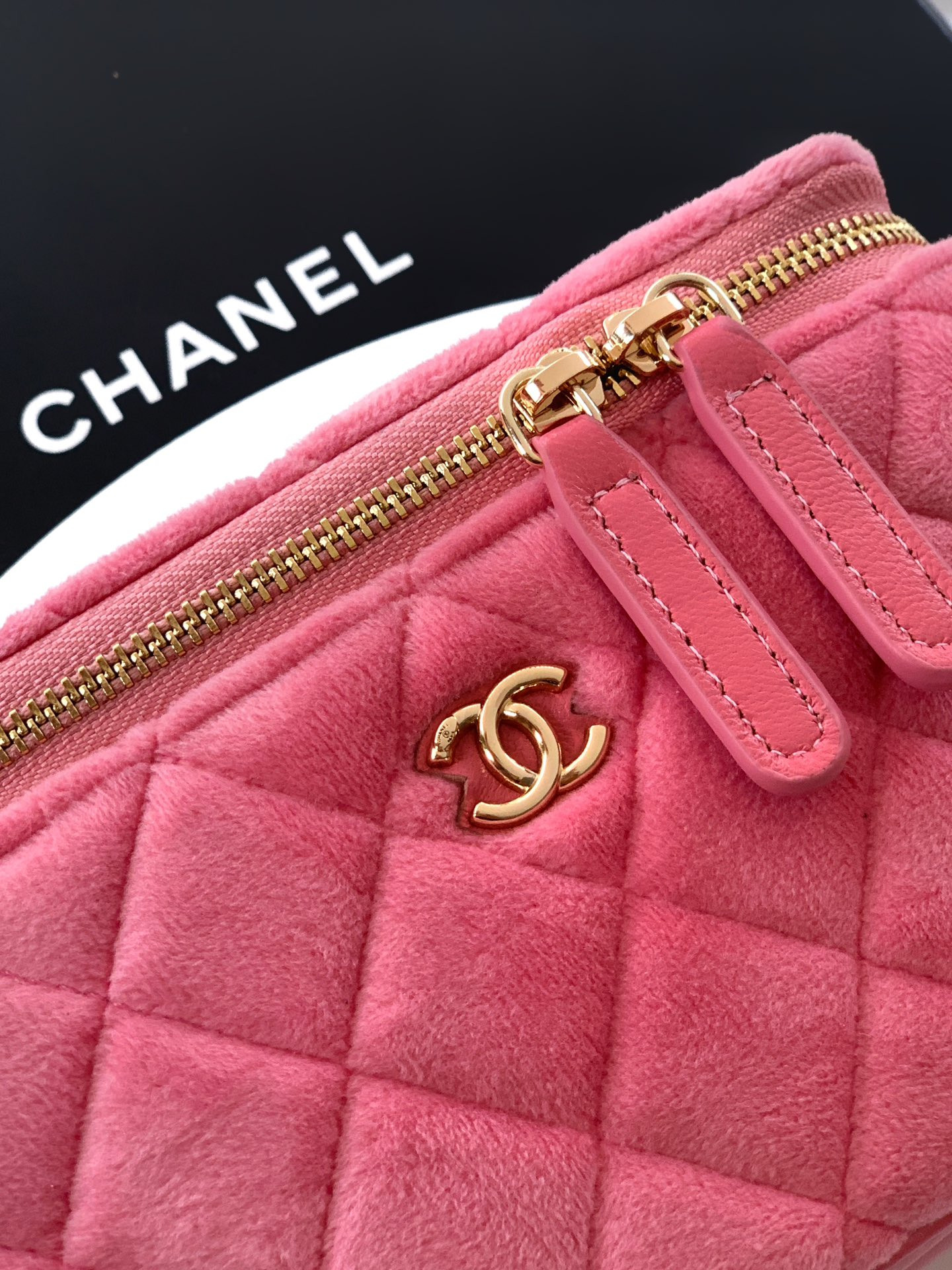 CHANEL Vanity With Chain 9.5x17x8cm