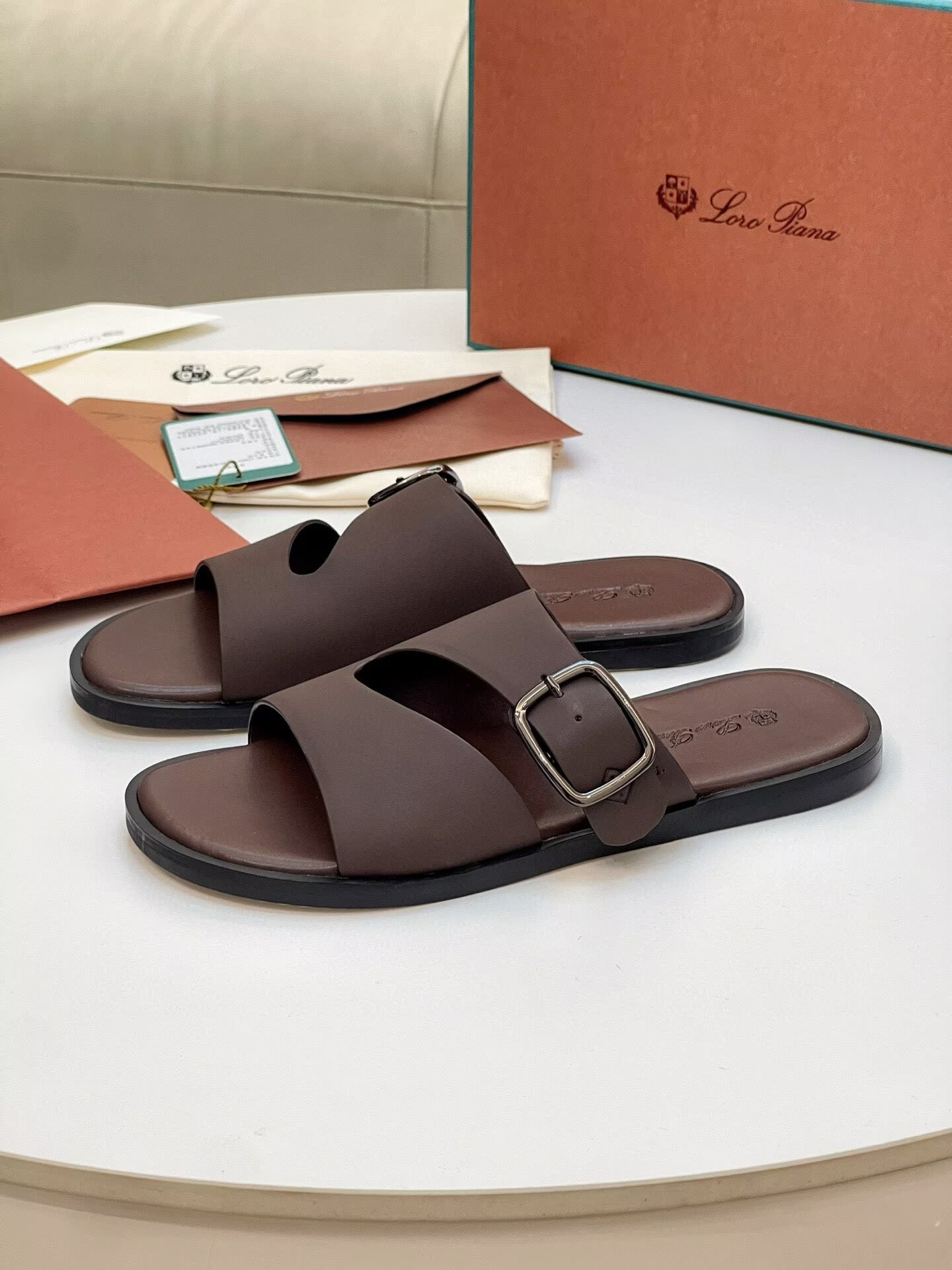 ua L0r0 P1ana sandals