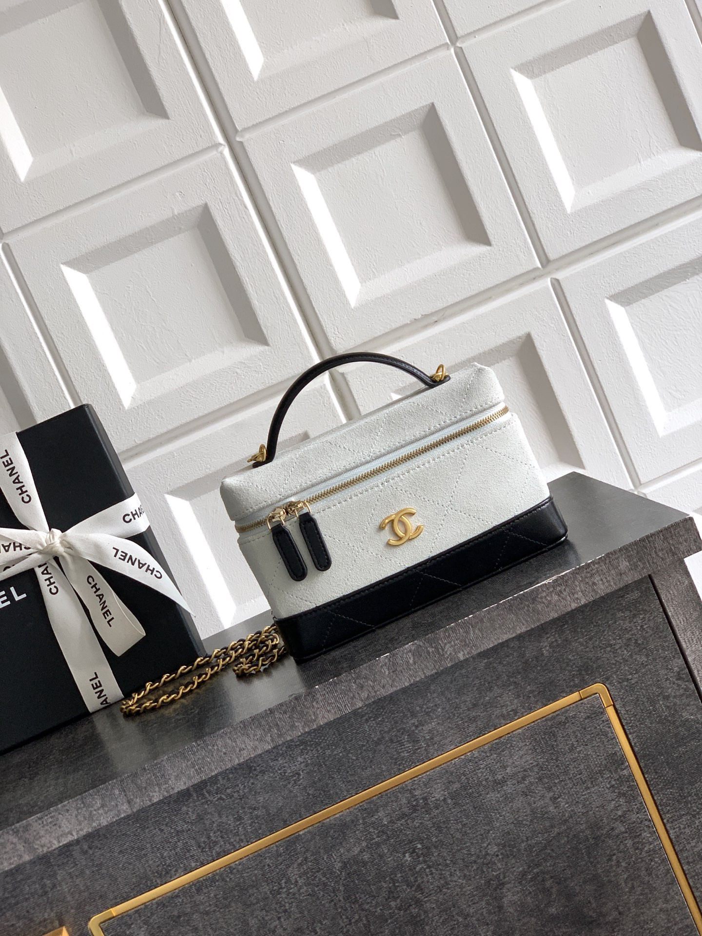 Chanel Vanity with Chain AP5186 17x19.5x5cm