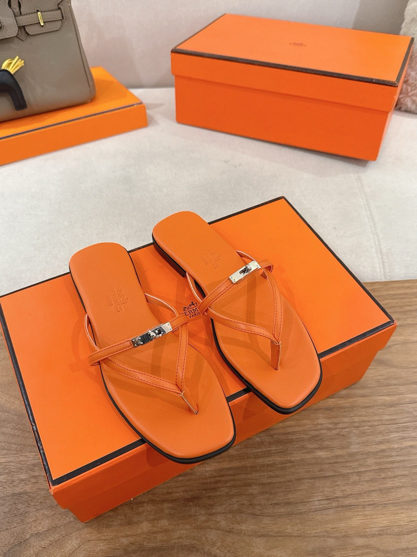 ua H**me5 miss sandals