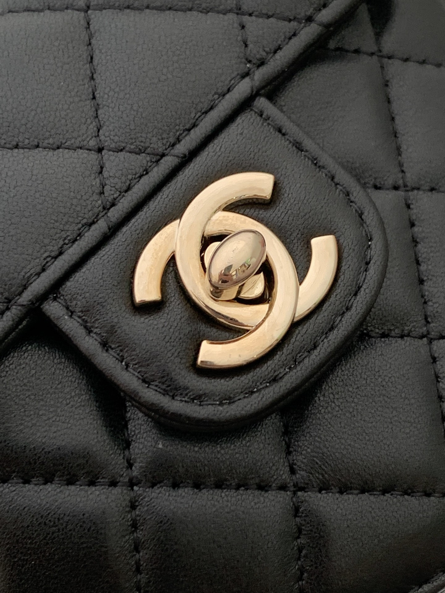 Chanel Mini 22S Heart Clutch With Chain 12x13x5.5cm