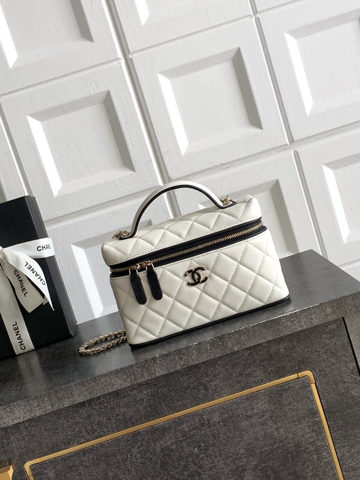 Chanel Vanity with Chain AP5186 17x19.5x5cm