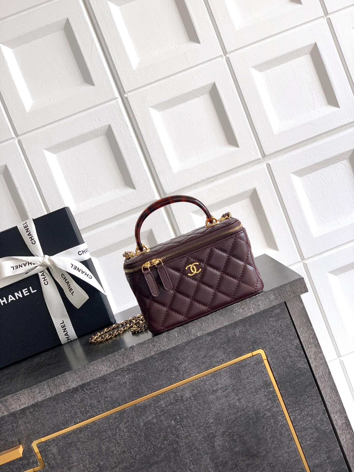 CHANEL Classic Vanity with chain Handbag 17x9.5x8cm