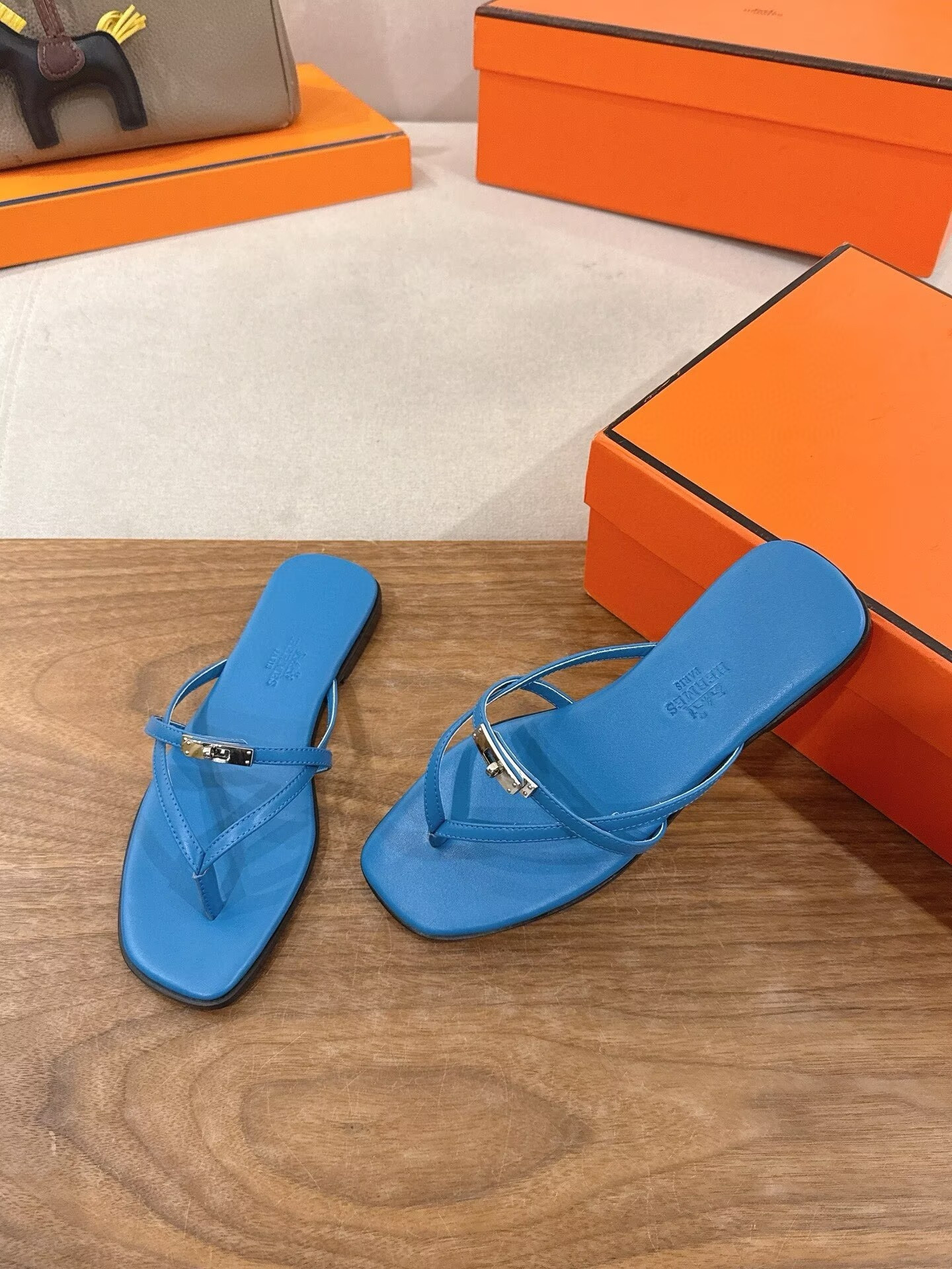 ua H**me5 miss sandals
