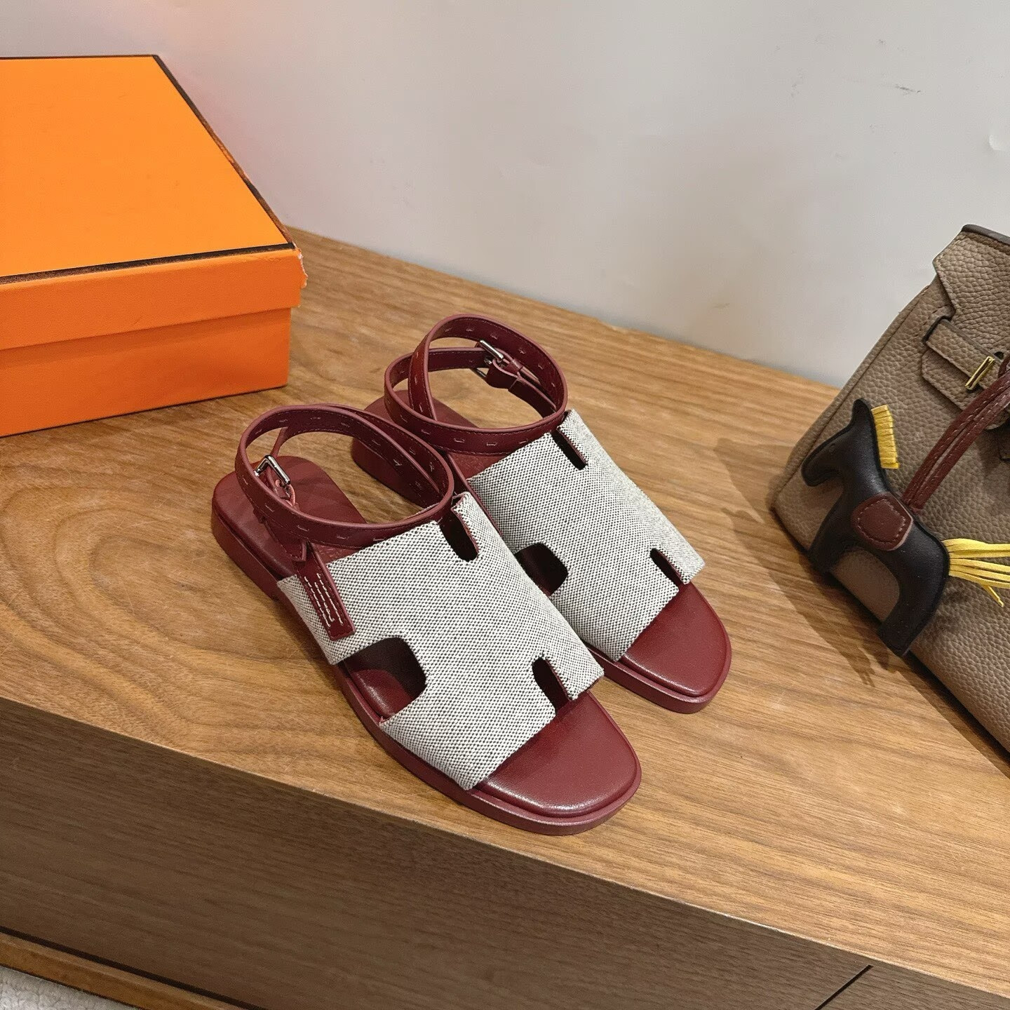 ua H**me5 maya sandal