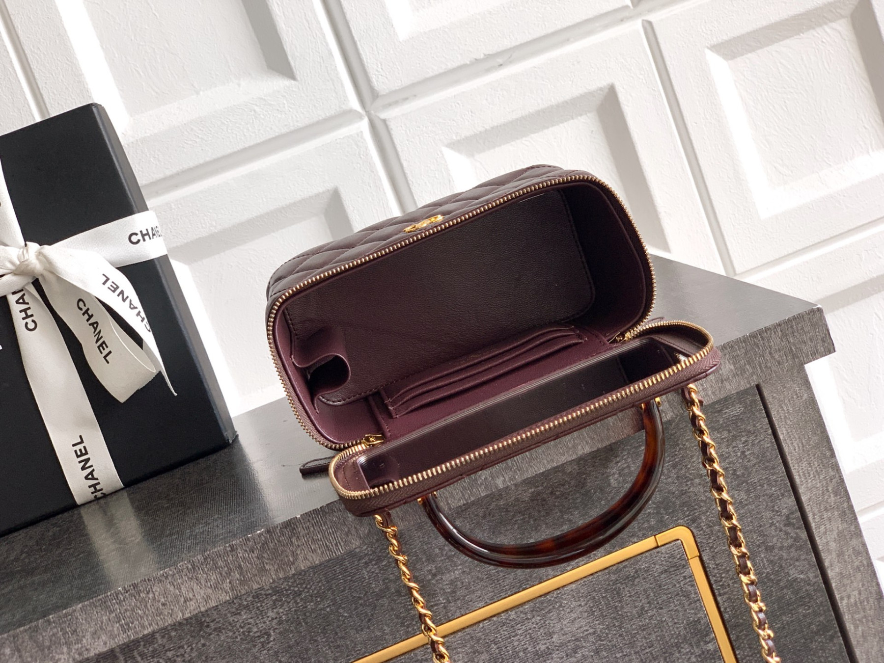 CHANEL Classic Vanity with chain Handbag 17x9.5x8cm