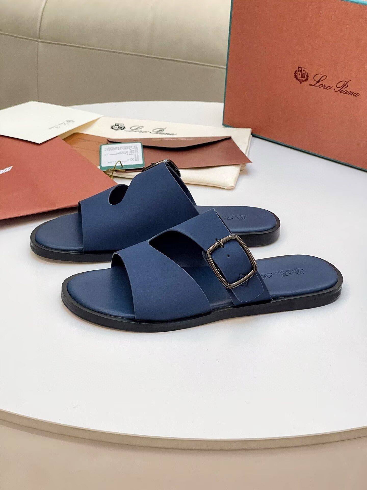 ua L0r0 P1ana sandals