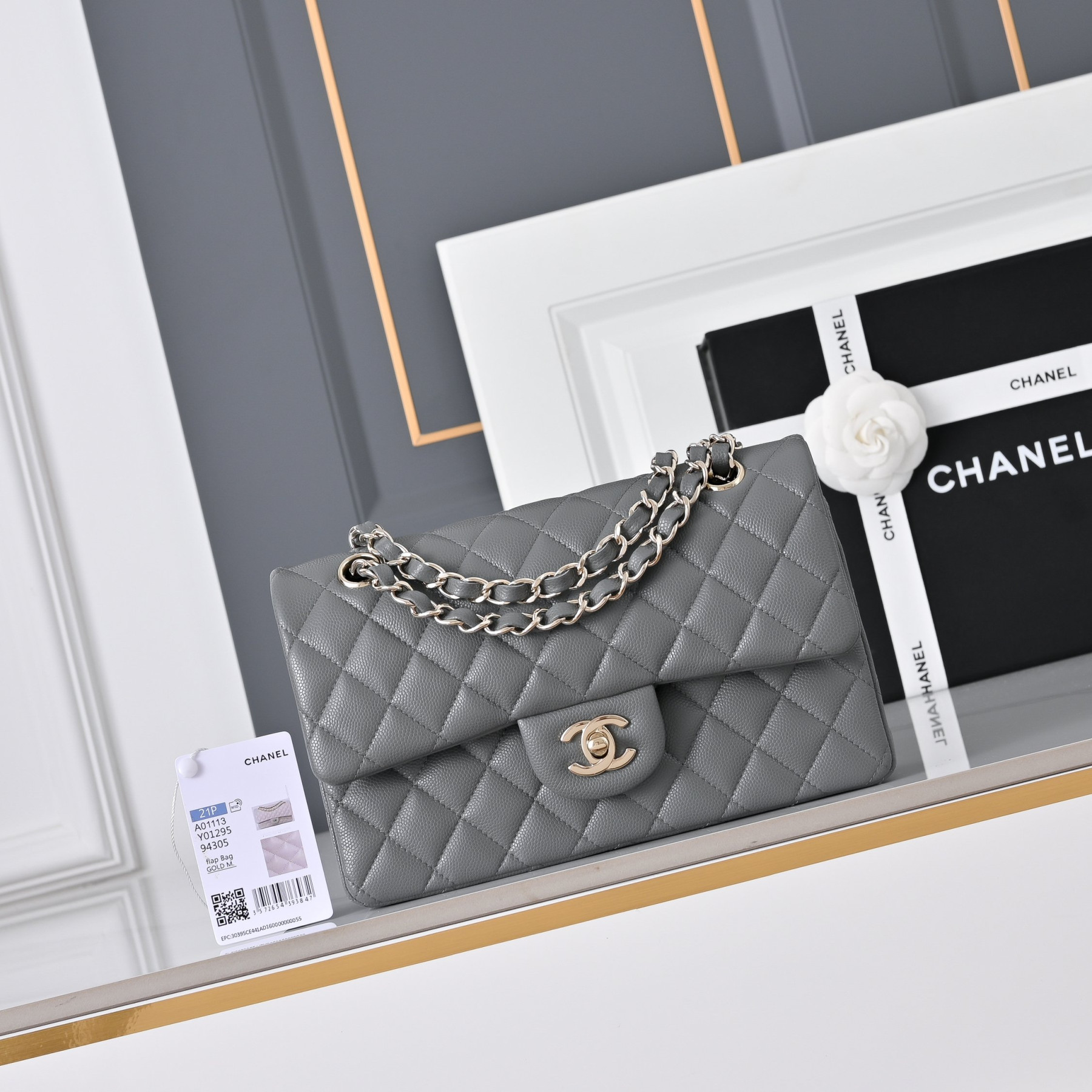 Chanel Classic Flap handbag caviar leather and light gold-tone metal hardware A01113 23x14.5x6cm