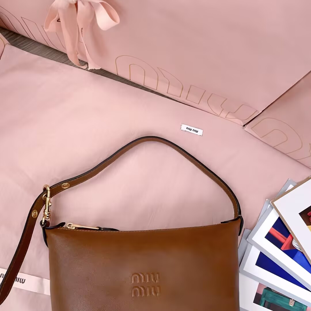 MIU MIU Naplak pouch 14x18.5x10cm