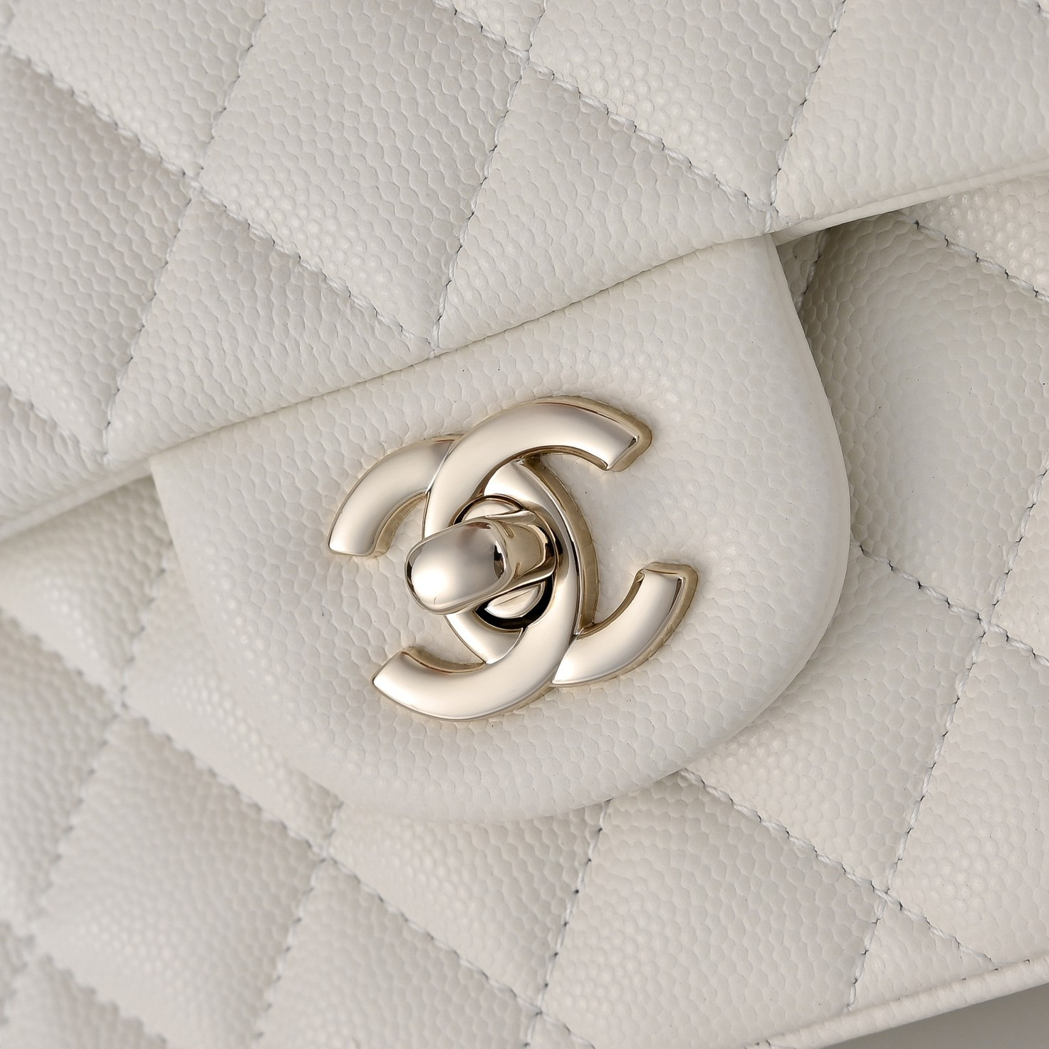 Chanel Classic Flap handbag Off-white with light gold hardware and caviar leather A01113 23x14.5x6cm