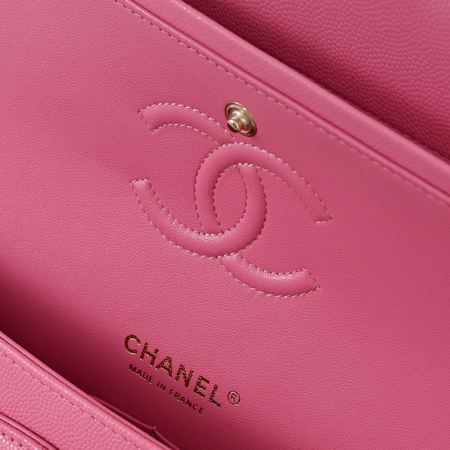 Chanel Classic Flap handbag Rose with light gold hardware and caviar leather A01113 23x14.5x6cm