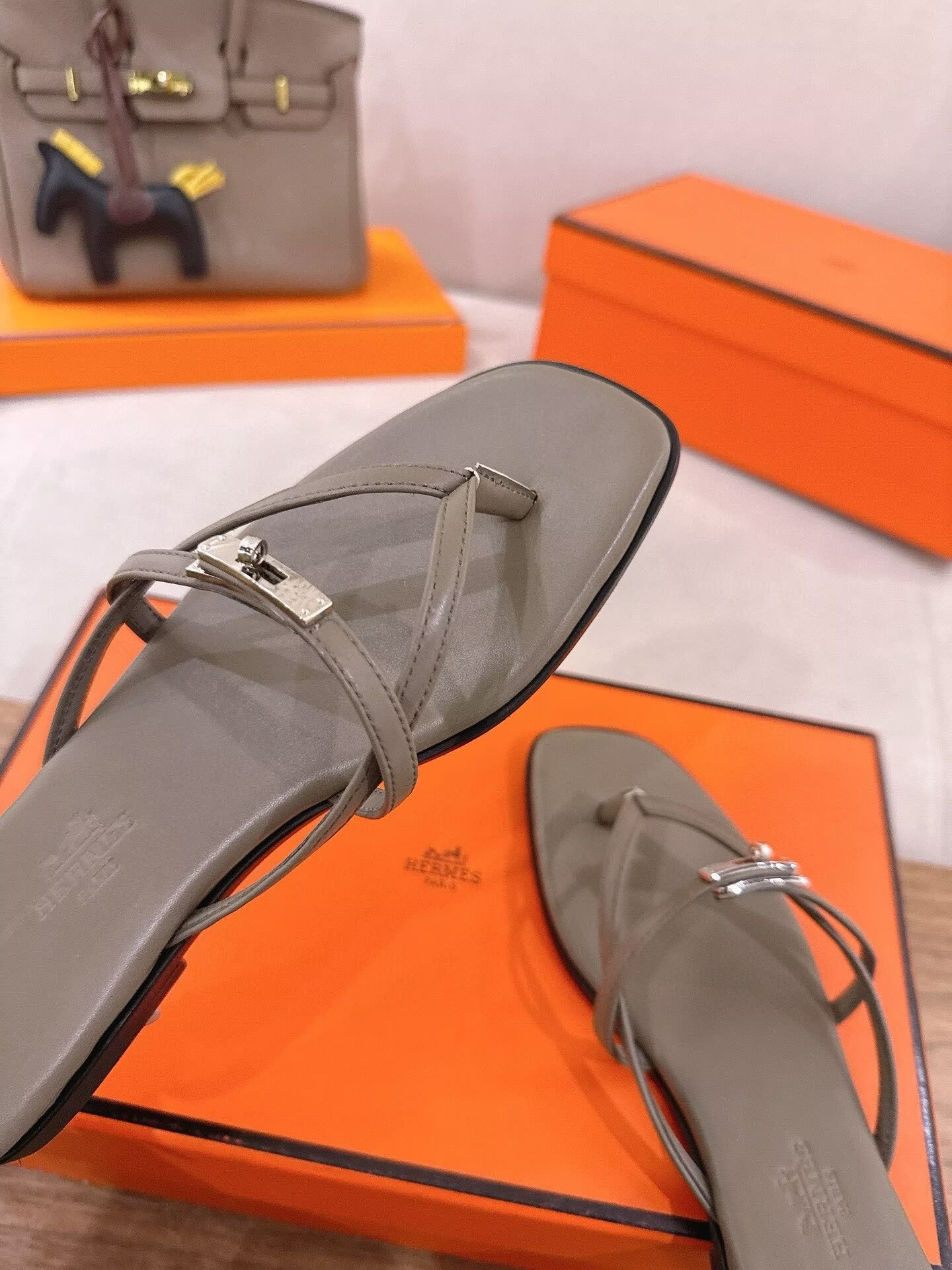 ua H**me5 miss sandals