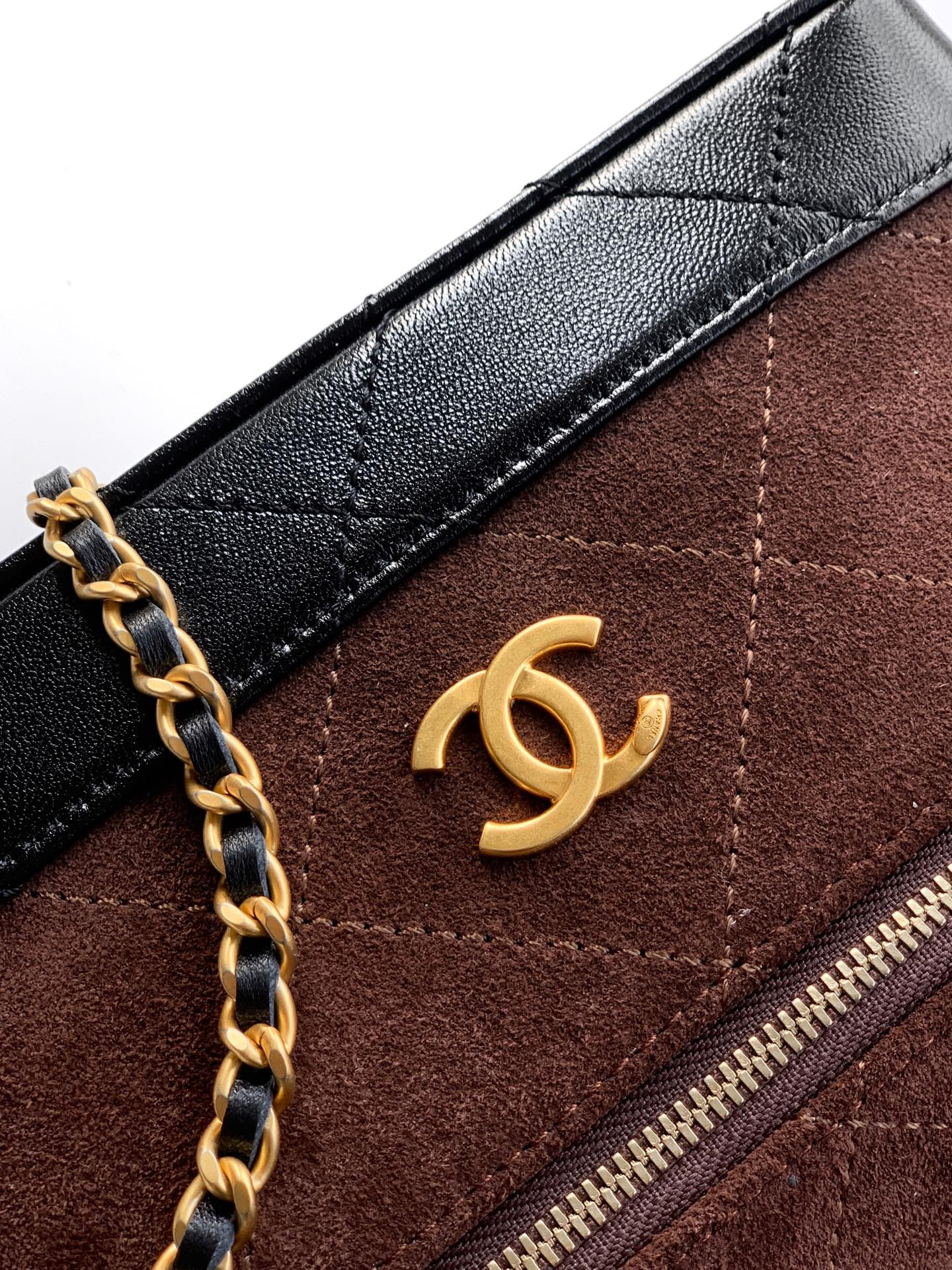Chanel Vanity with Chain AP5186 17x19.5x5cm