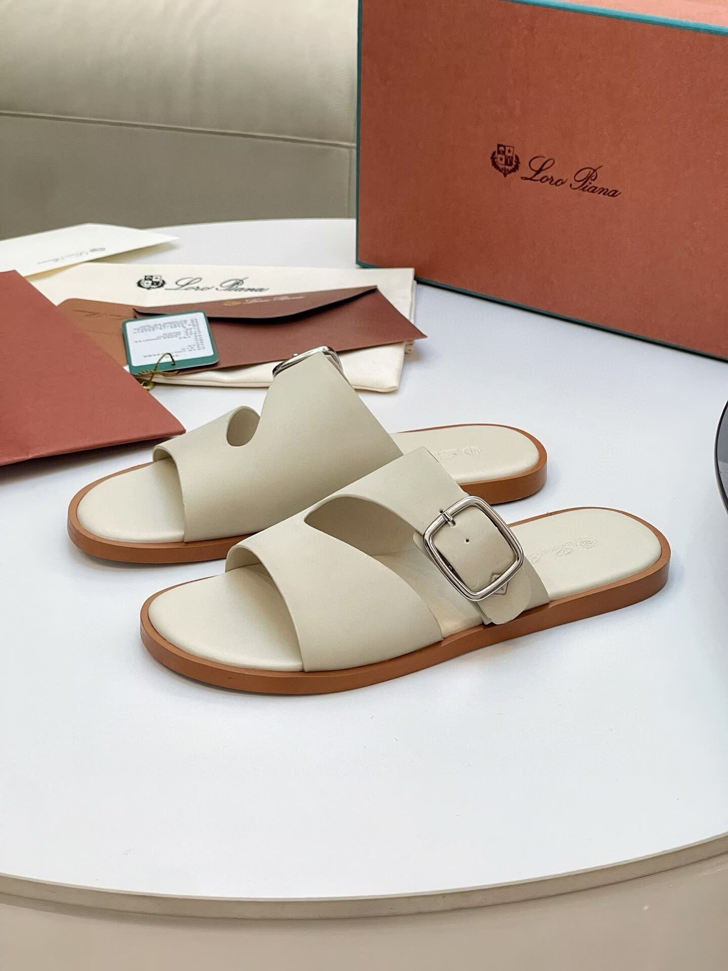 ua L0r0 P1ana sandals