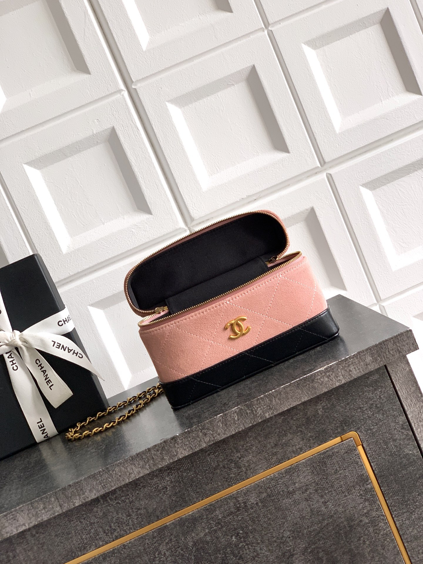 Chanel Vanity with Chain AP5186 17x19.5x5cm