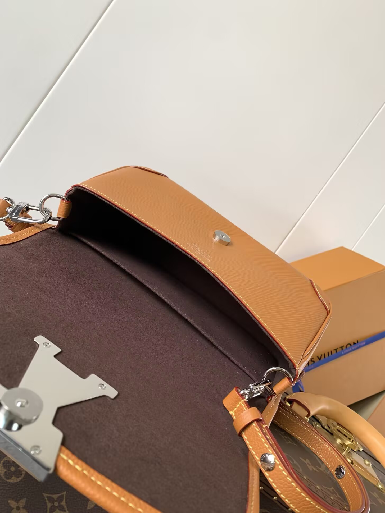 LV BUCI Handbags M59459 15.5x9x24.5cm