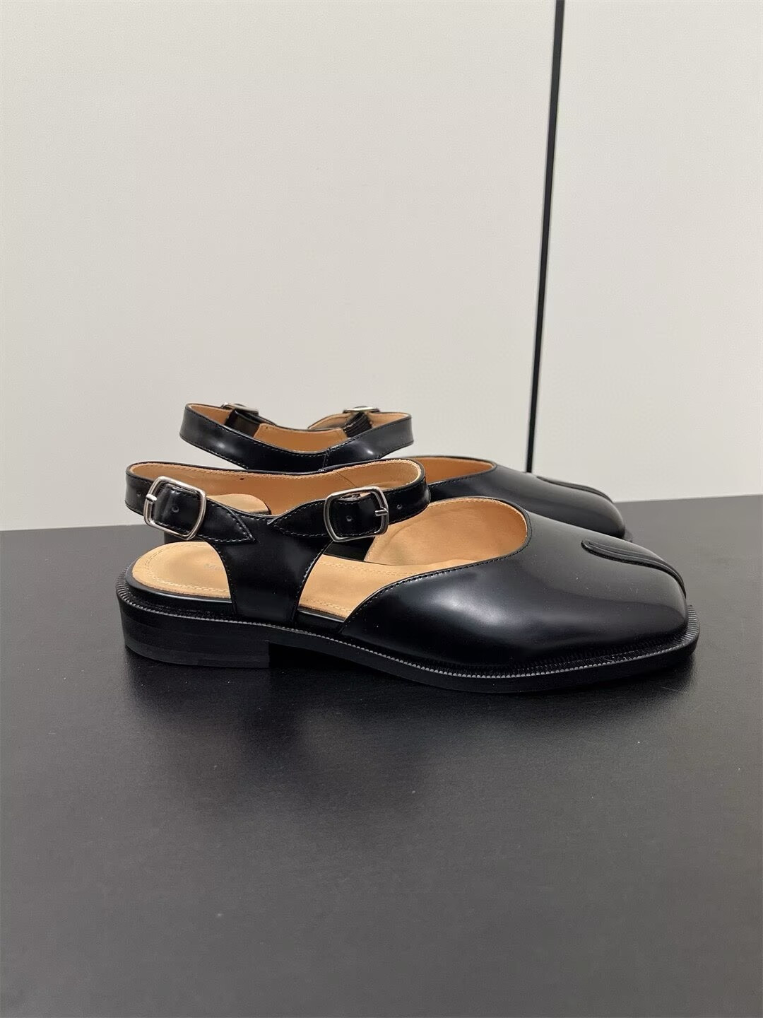 ua ma1s0n Marg*e1a tabi sandals