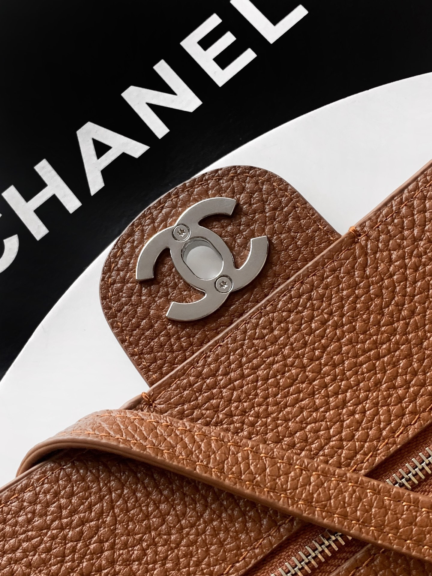 Chanel Maxi Flapbag Gold hardware AS6231 19.5x32x10cm