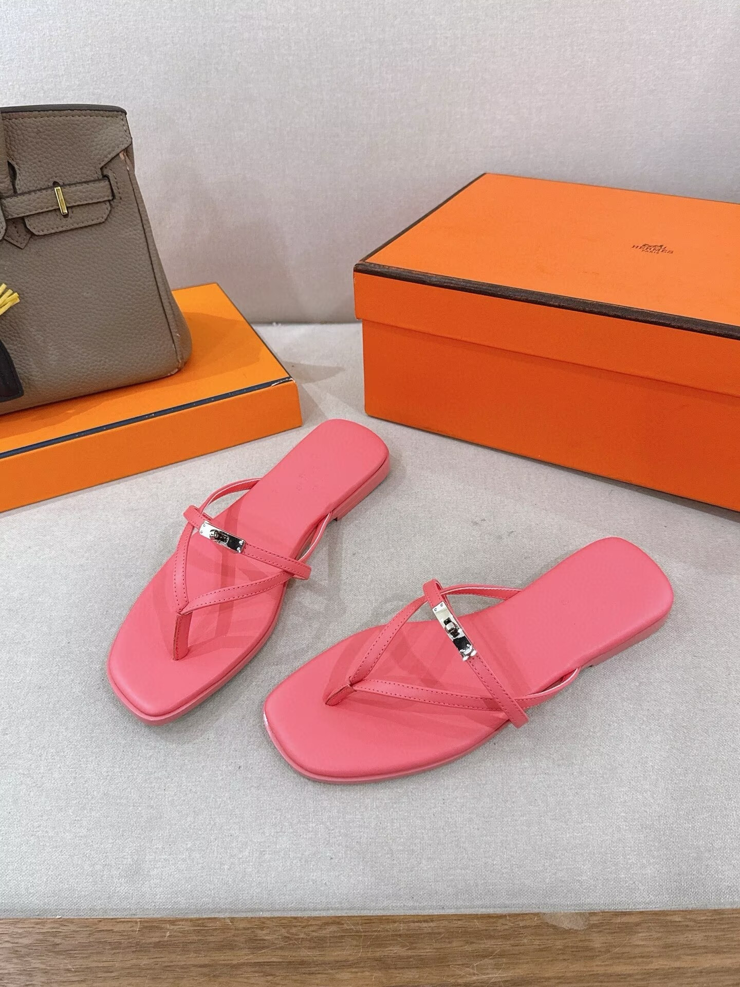 ua H**me5 miss sandals