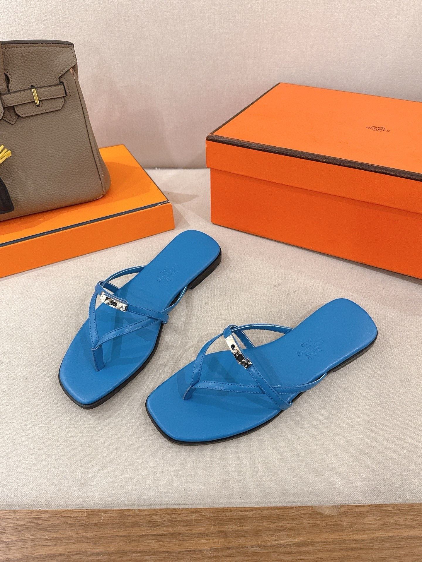 ua H**me5 miss sandals