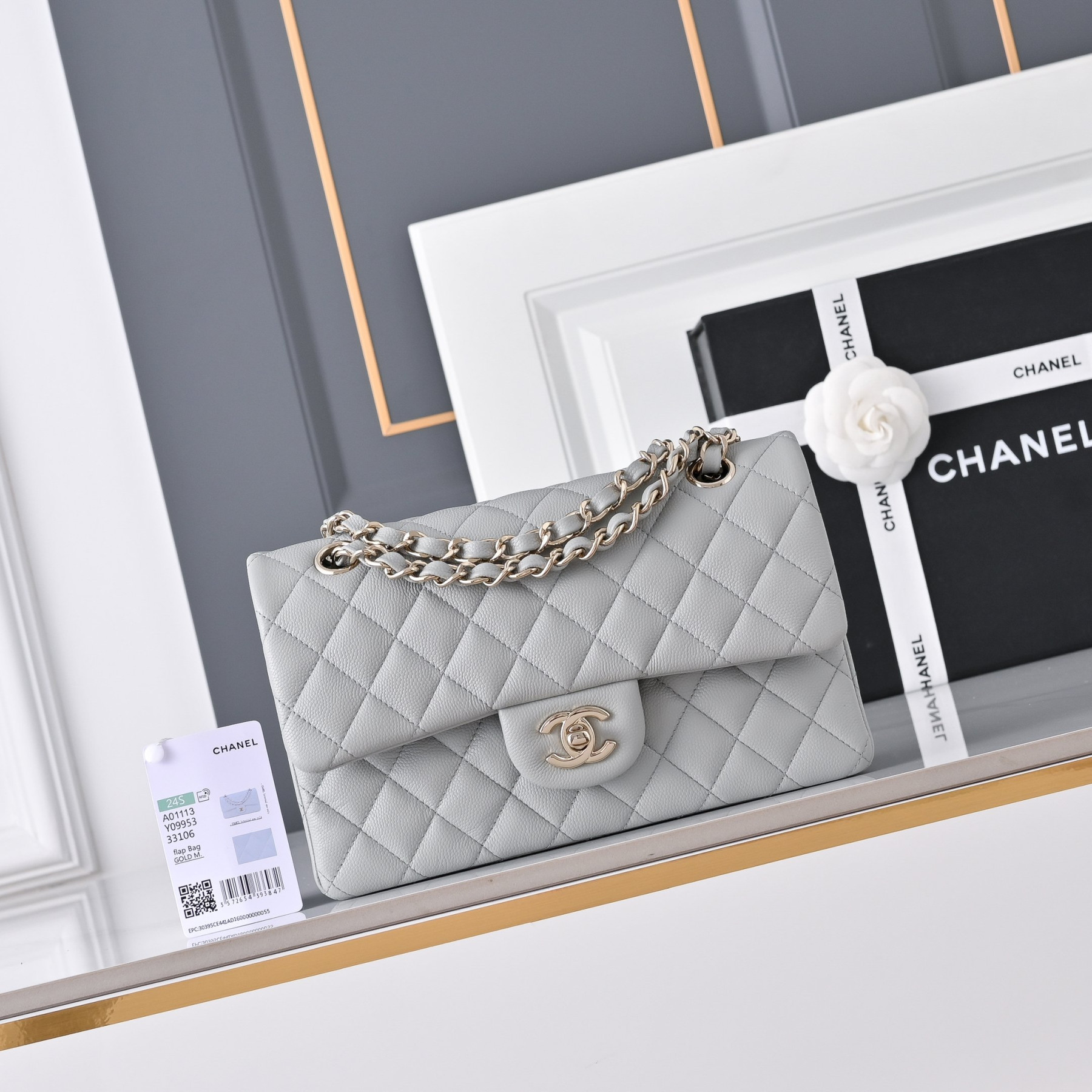 Chanel Classic Flap handbag Light grey with light gold hardware and caviar leather A01113 23x14.5x6cm