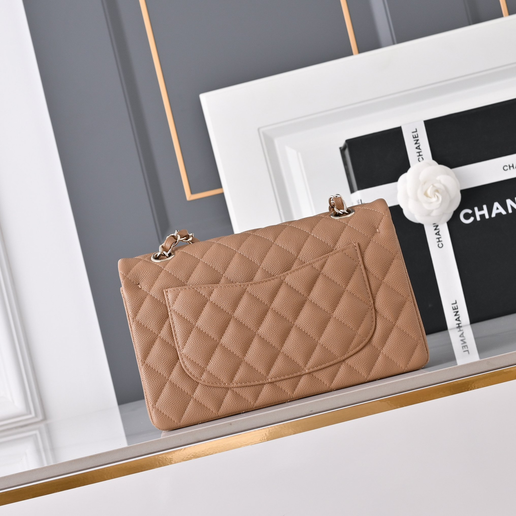 Chanel Classic Flap handbag Caramel with light gold hardware and caviar leather A01113 23x14.5x6cm