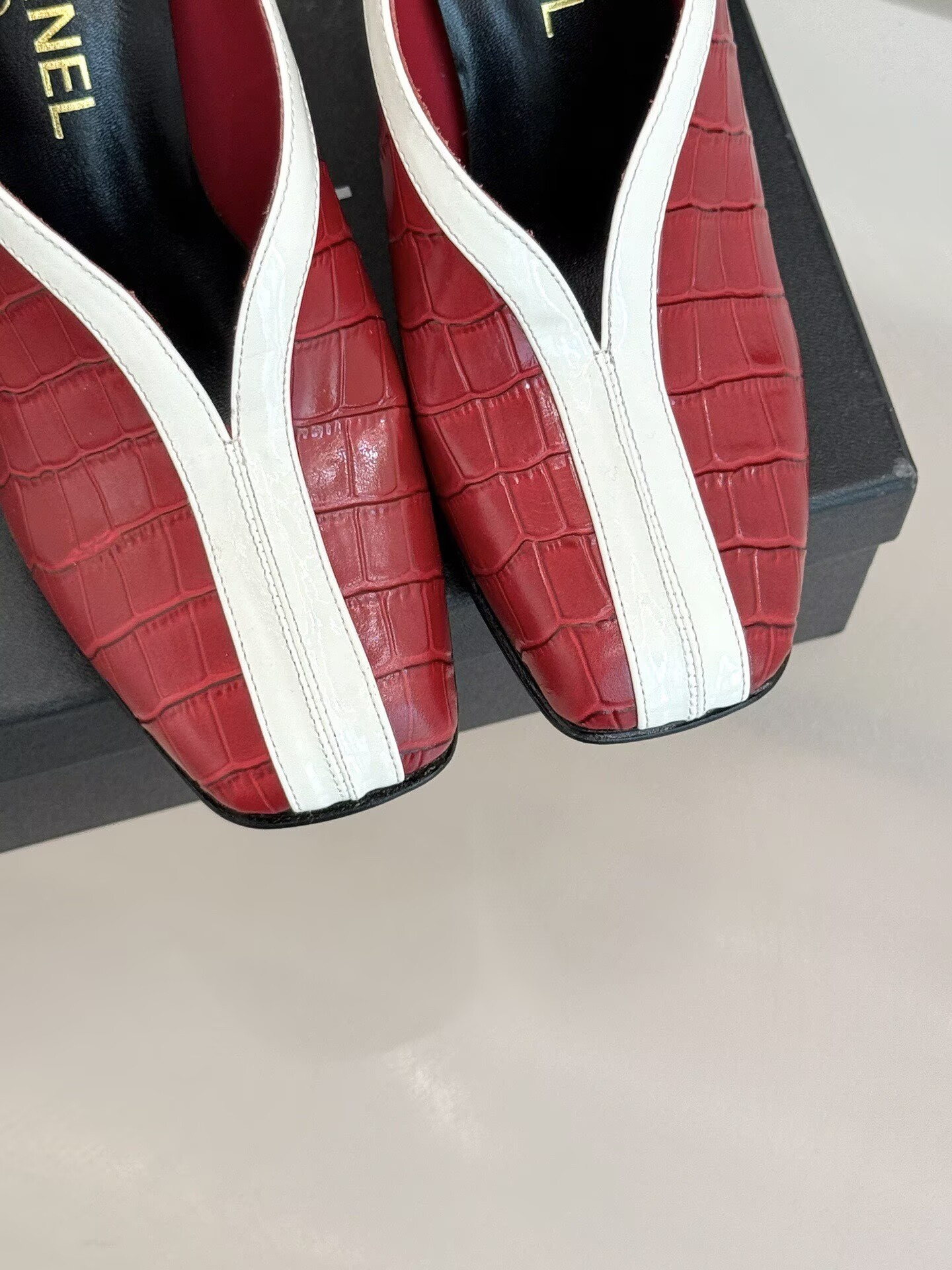 ua Ch**el pumps