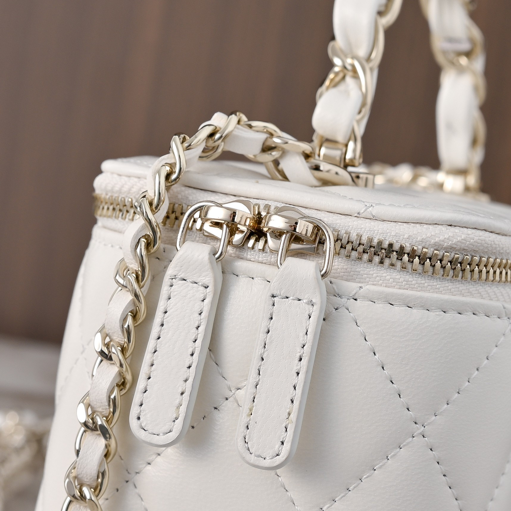 CHANEL Vanity With Chain 9.5x17x8cm