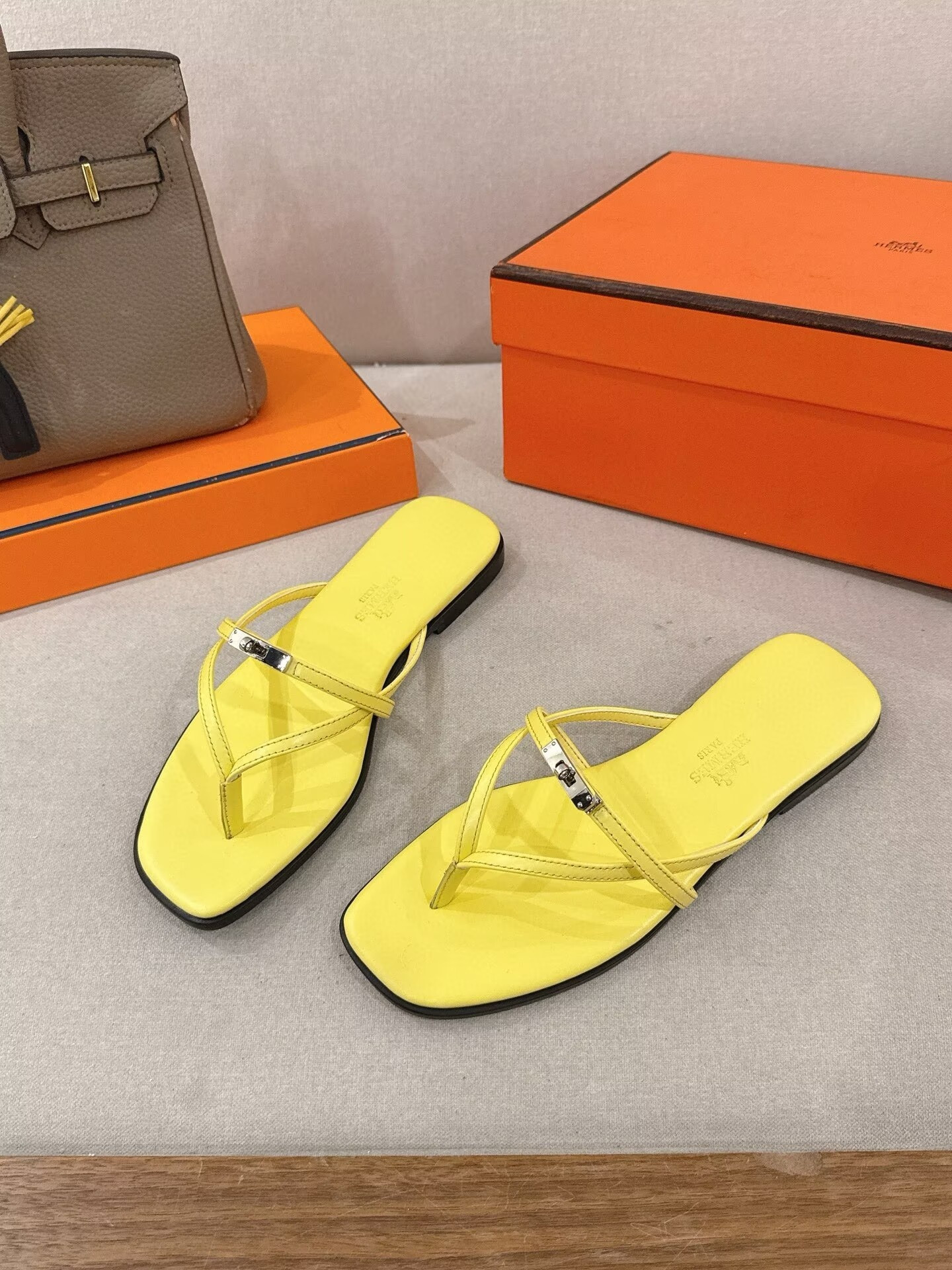 ua H**me5 miss sandals