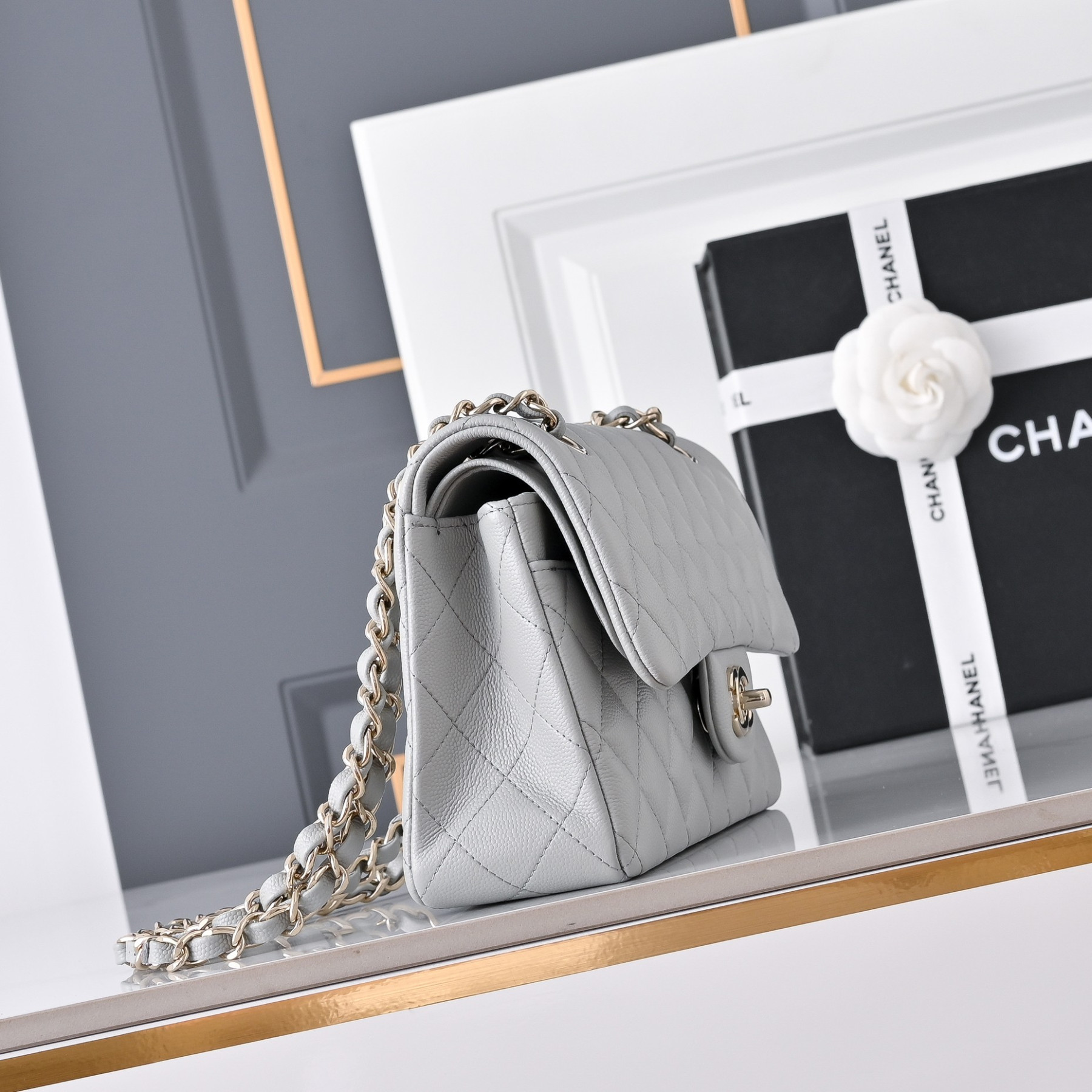 Chanel Classic Flap handbag Light grey with light gold hardware and caviar leather A01113 23x14.5x6cm