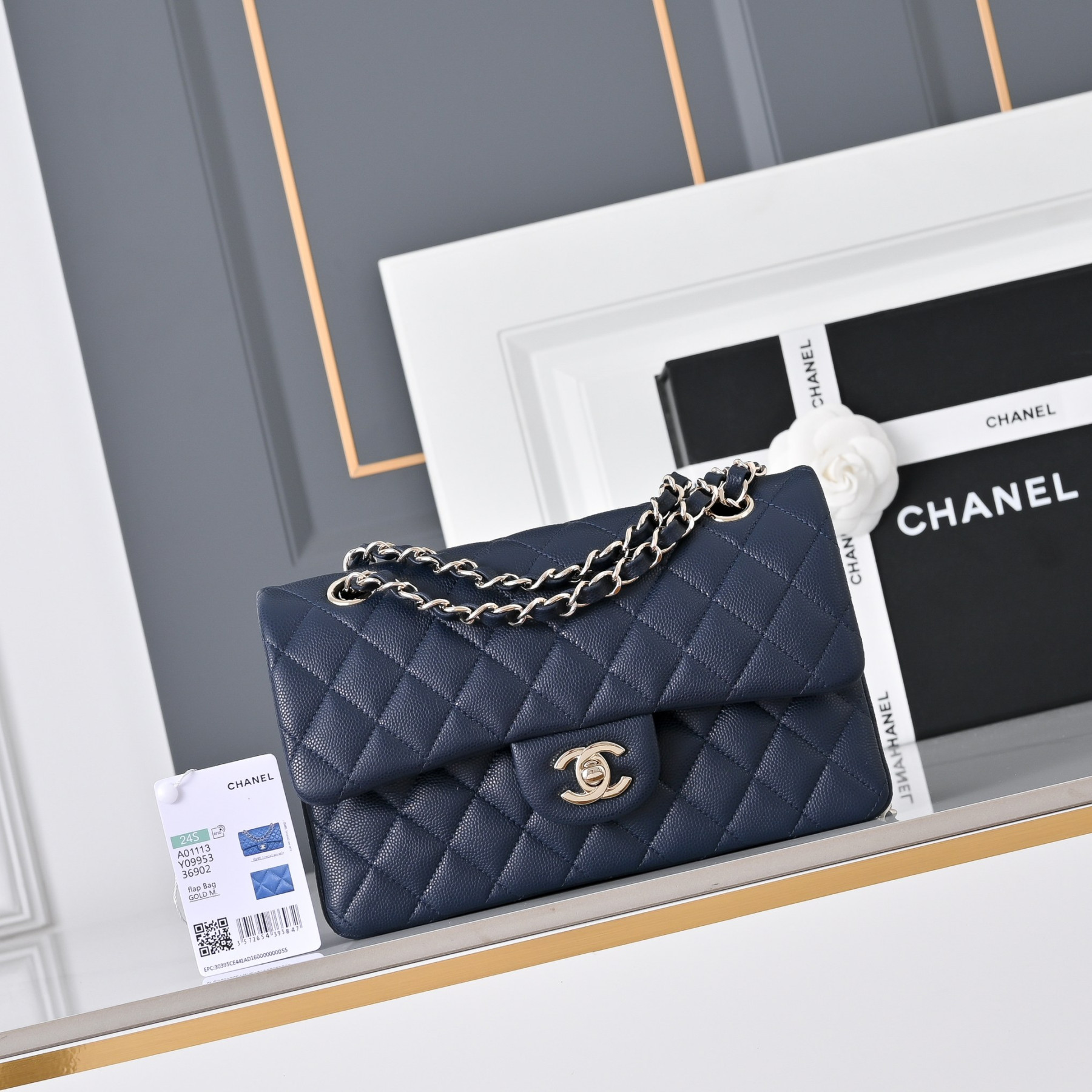 Chanel Classic Flap handbag Royal blue with light gold hardware and caviar leather A01113 23x14.5x6cm