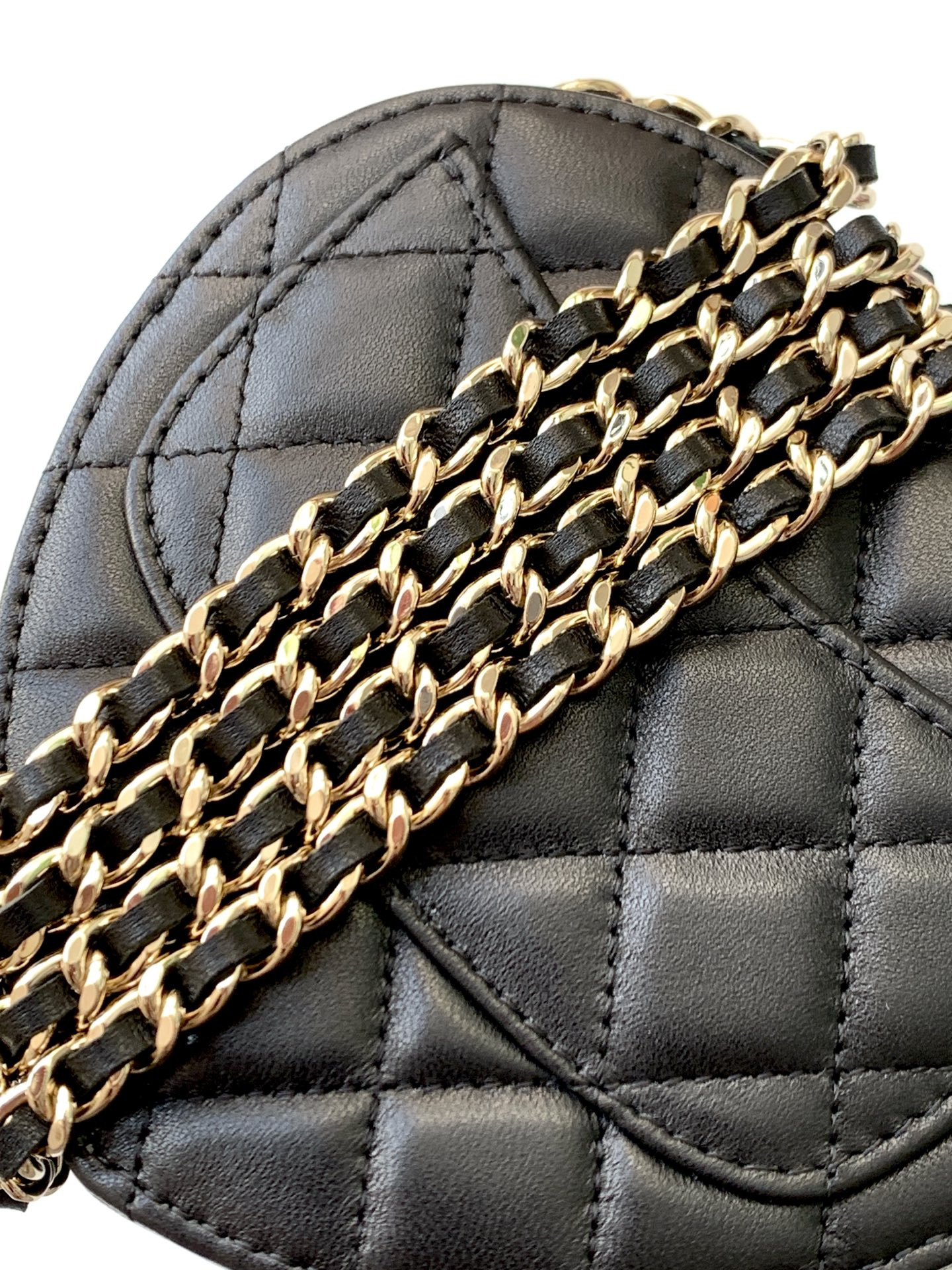 Chanel Mini 22S Heart Clutch With Chain 12x13x5.5cm