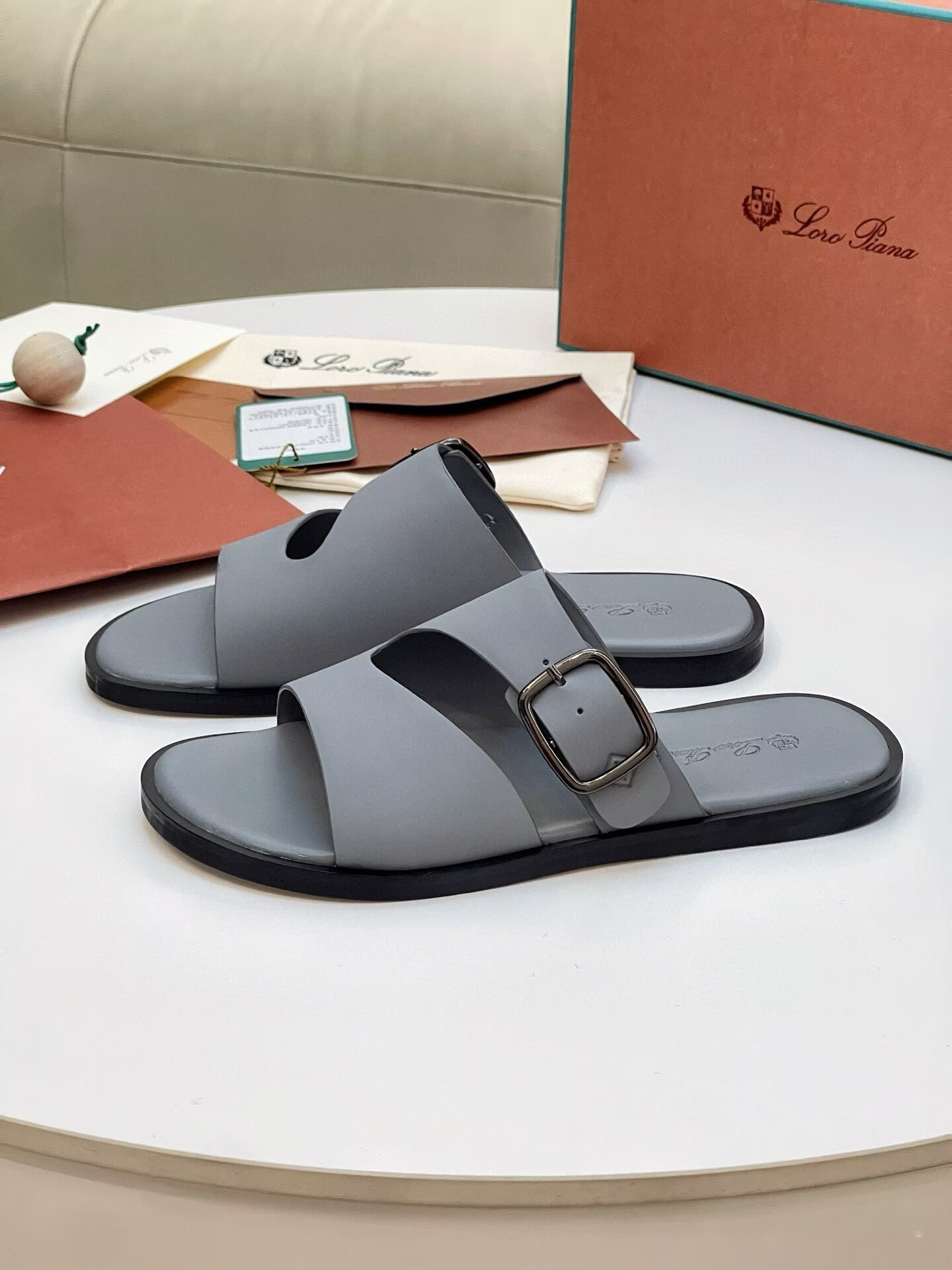 ua L0r0 P1ana sandals