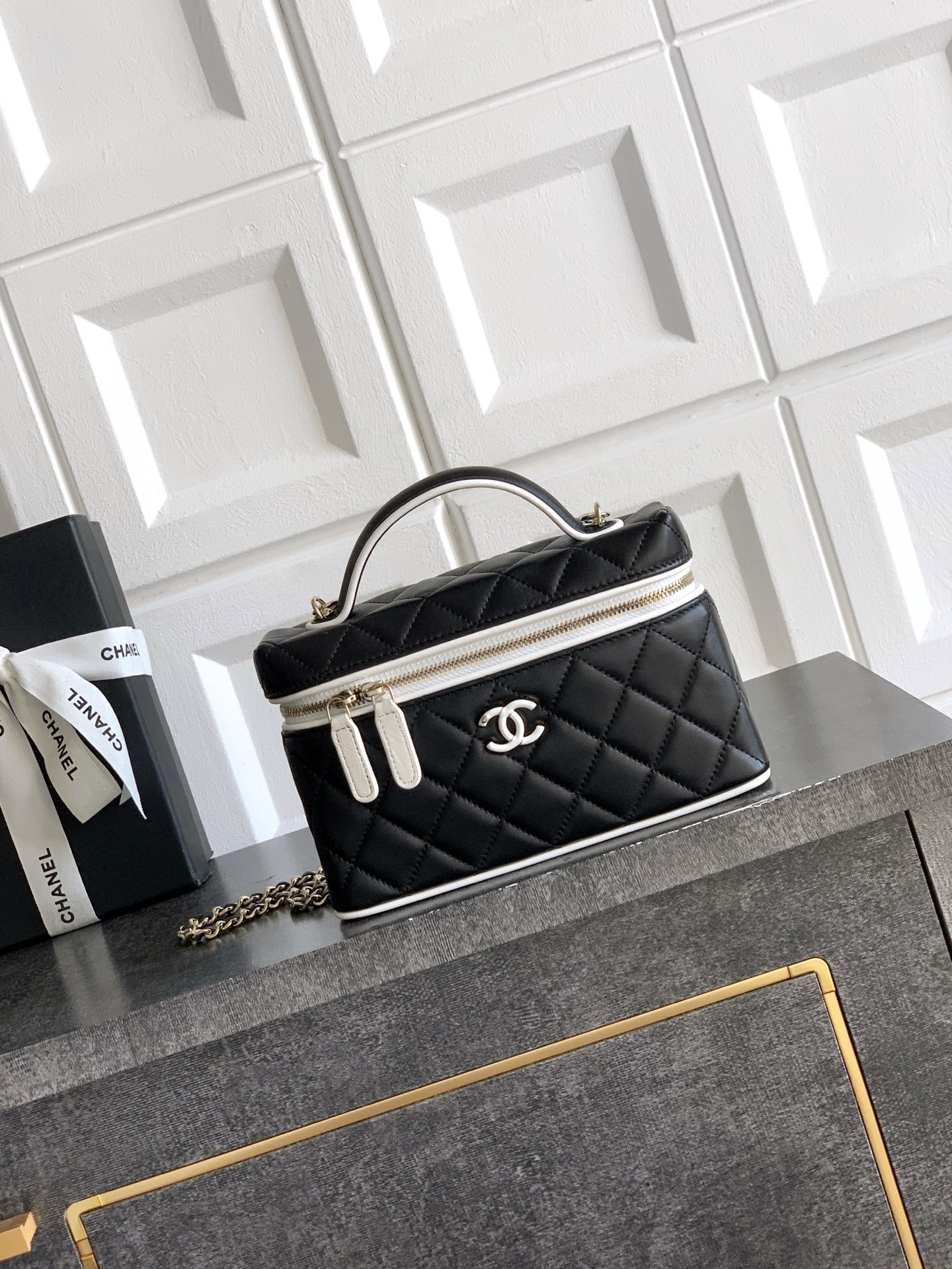 Chanel Vanity with Chain AP5186 17x19.5x5cm