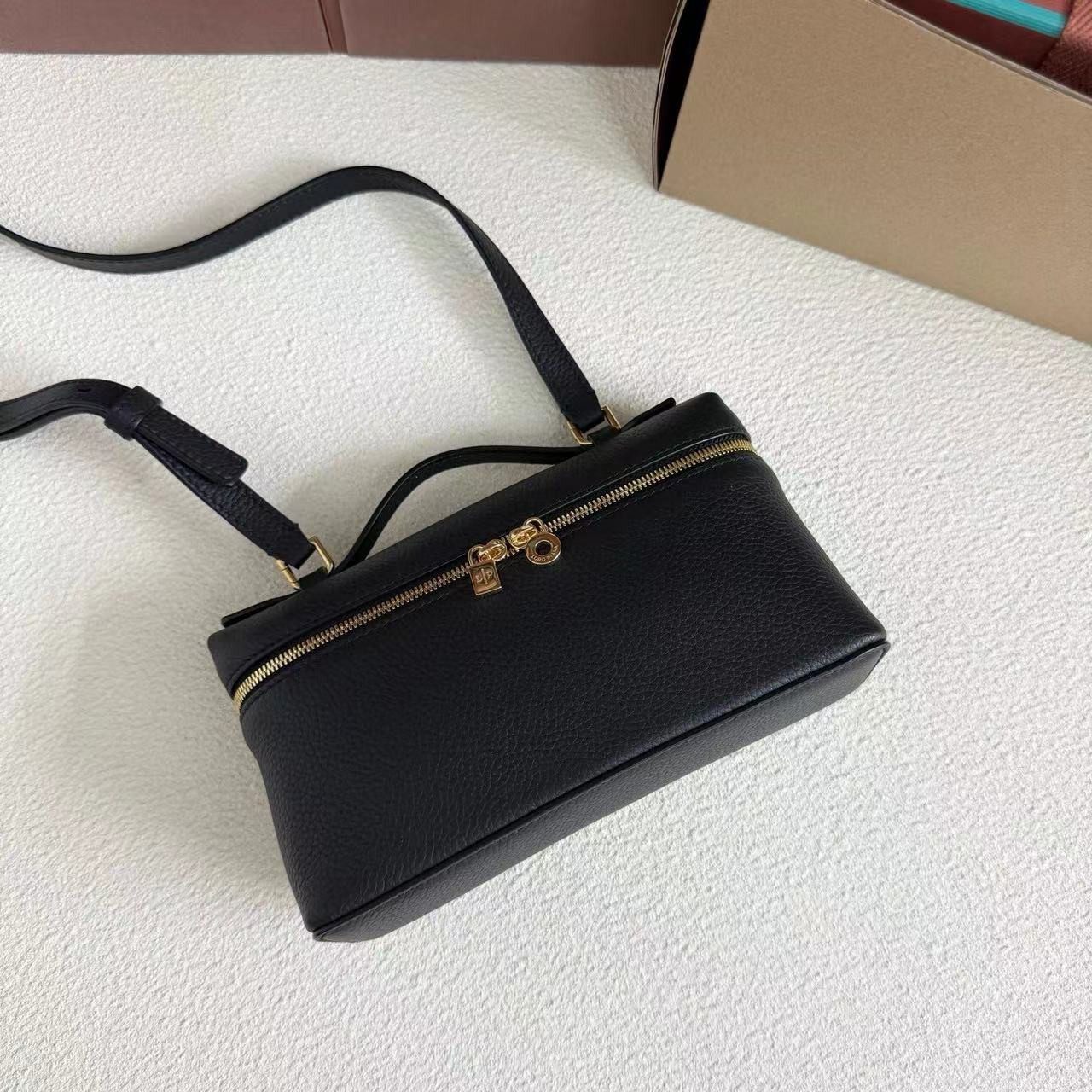 L0r0 P1ana Extra Pocket L19 Grained Calfskin 11 x 19 x 6.5 cm