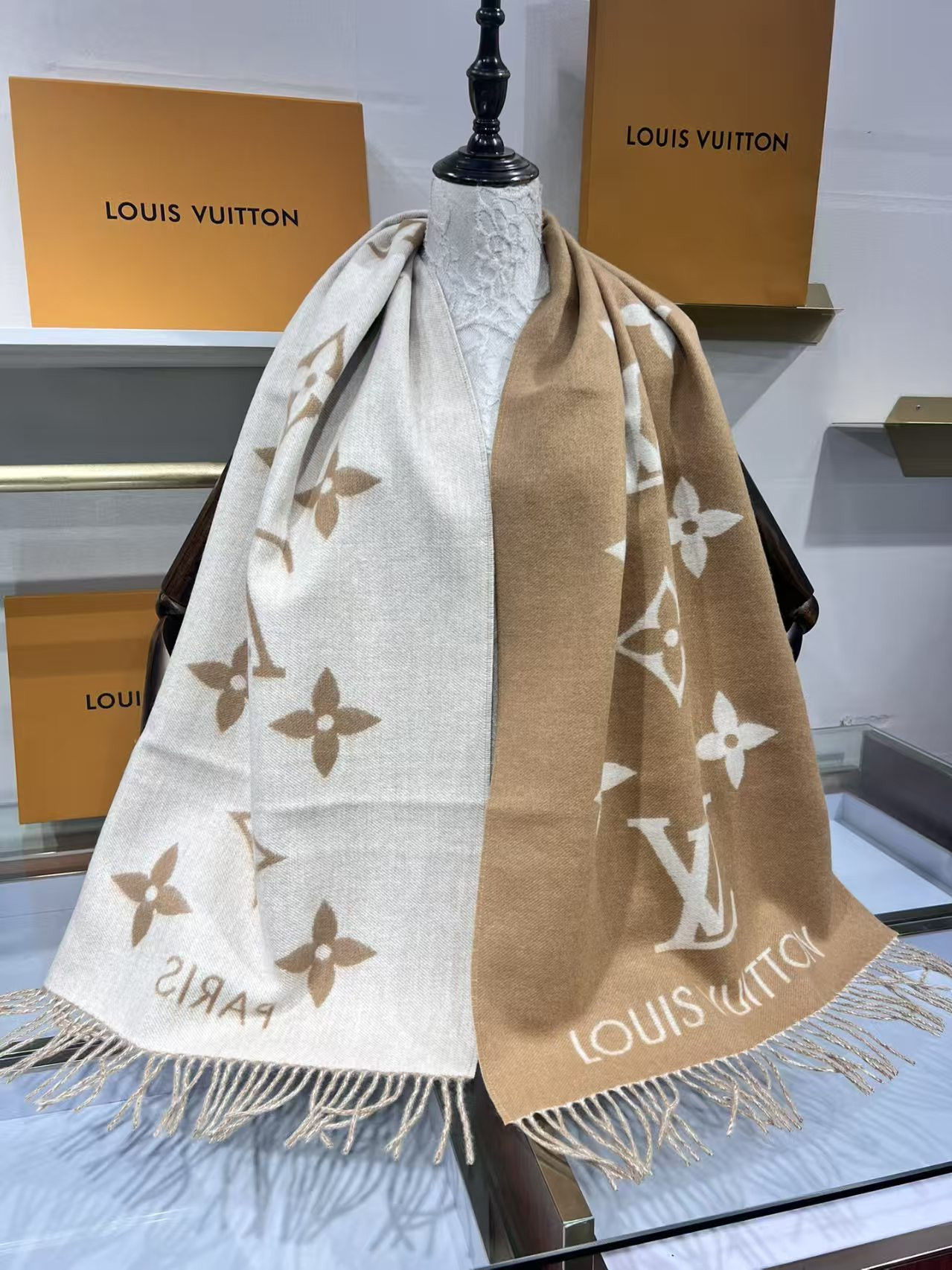 l0vis Vvtt0n reykjavik scarf